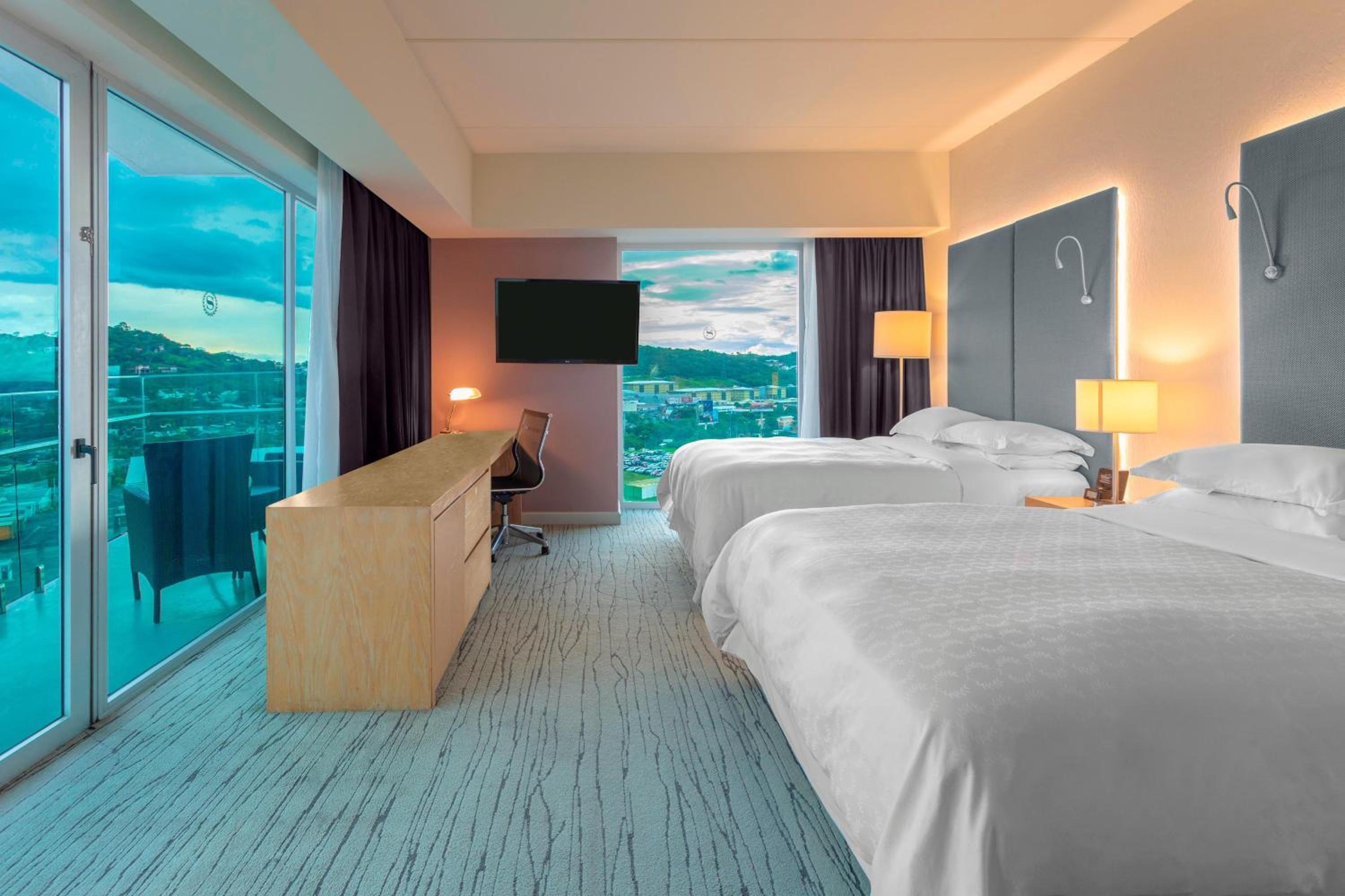 Deluxe Queen Room With Two Queen Beds And Balcony - Club Lounge Access