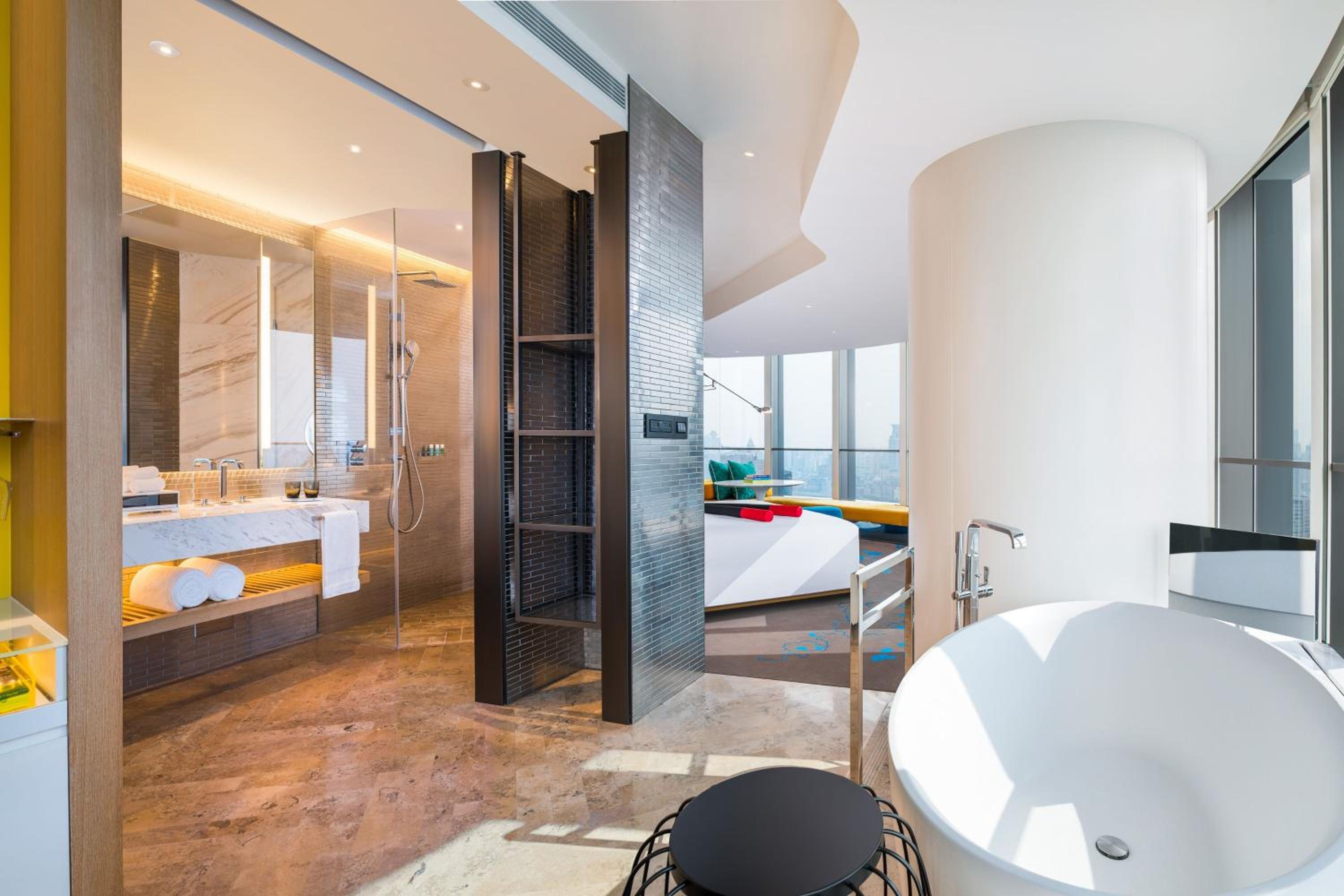 Cool Corner King Room with Bund View - Photo 3