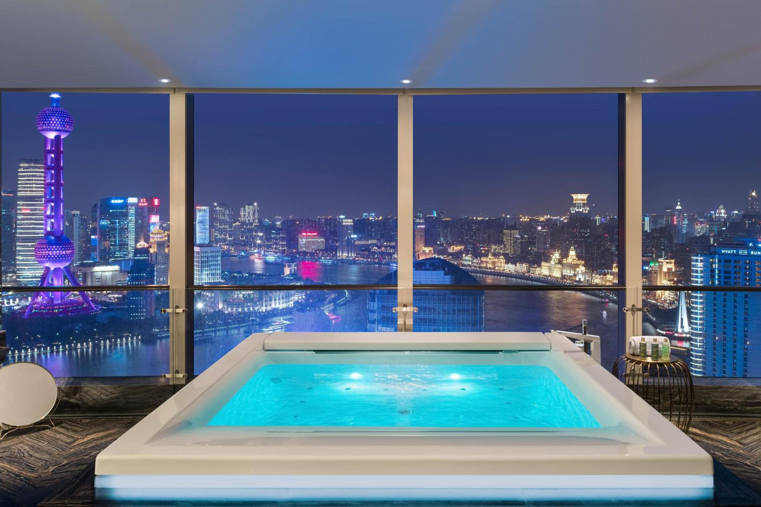 One-Bedroom King Suite with Whirlpool photo 2