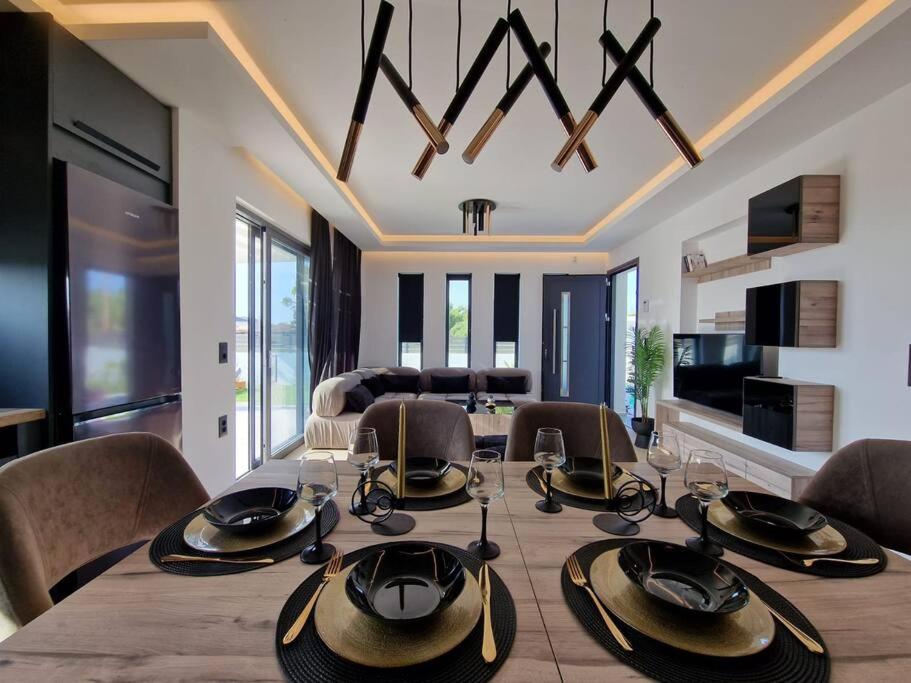 Three-Bedroom Villa photo 2