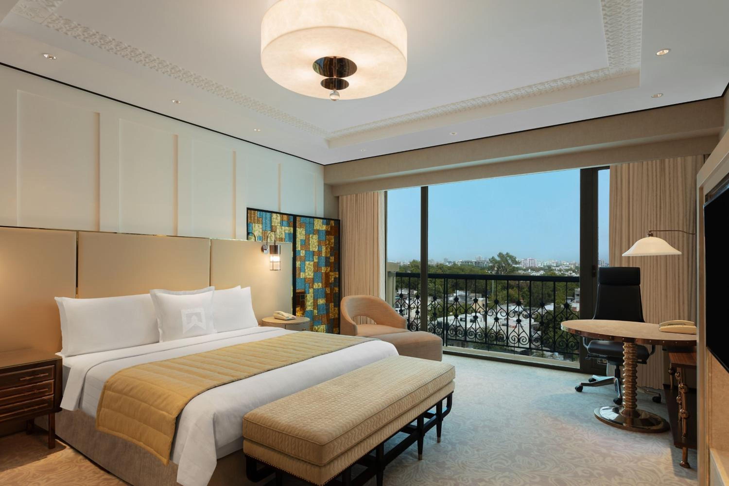 Executive Club Twin Room with City View - Photo 7