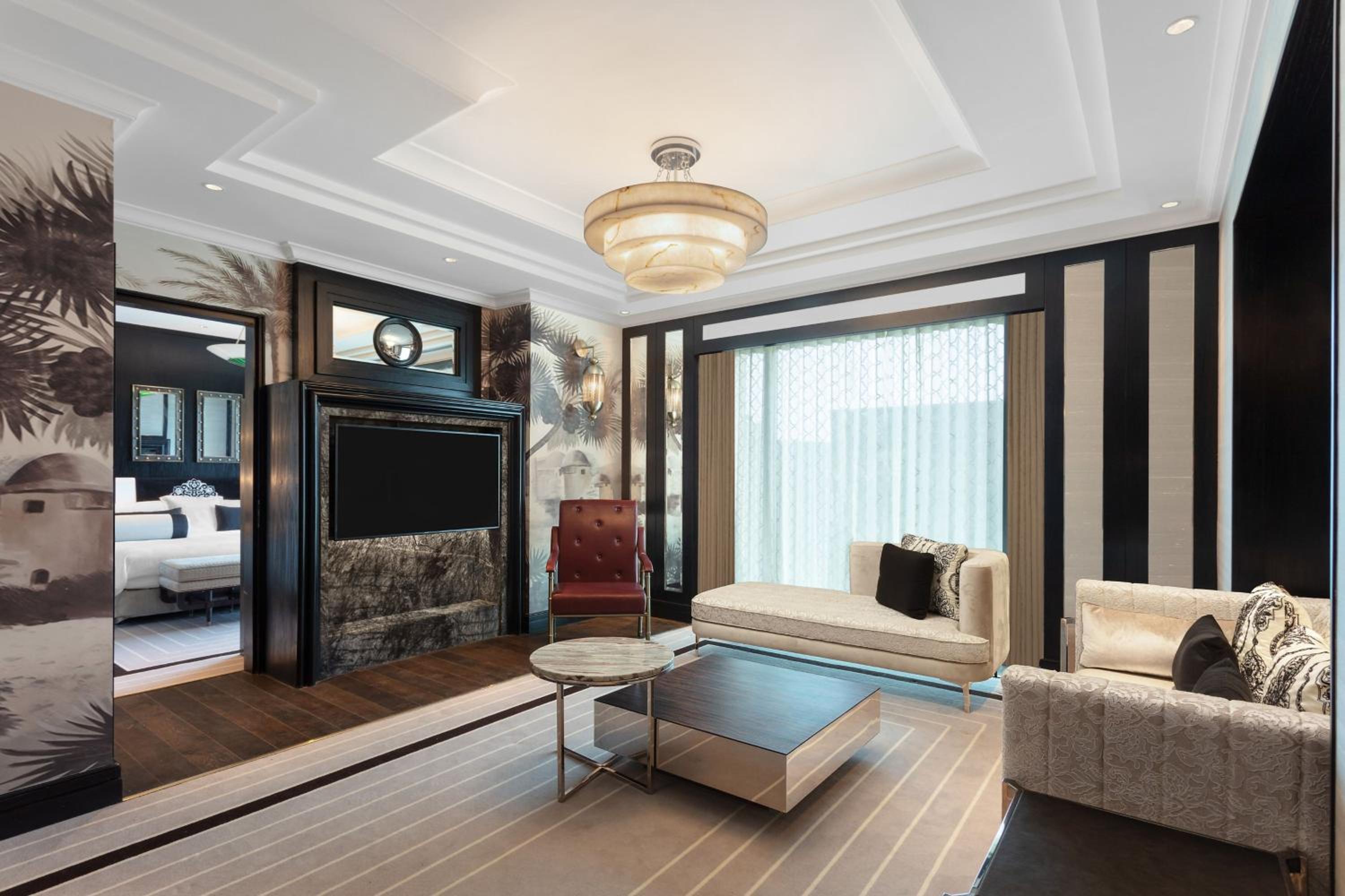 One-Bedroom Deluxe Suite with City View - Club Level - Photo 2