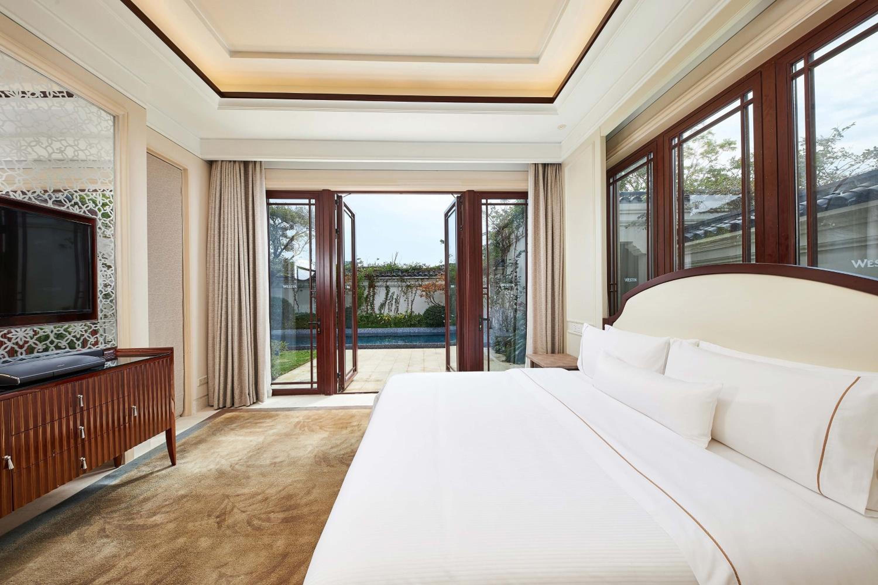 Beachfront Pool Villa, Guest room, 1 King, Oceanfront
