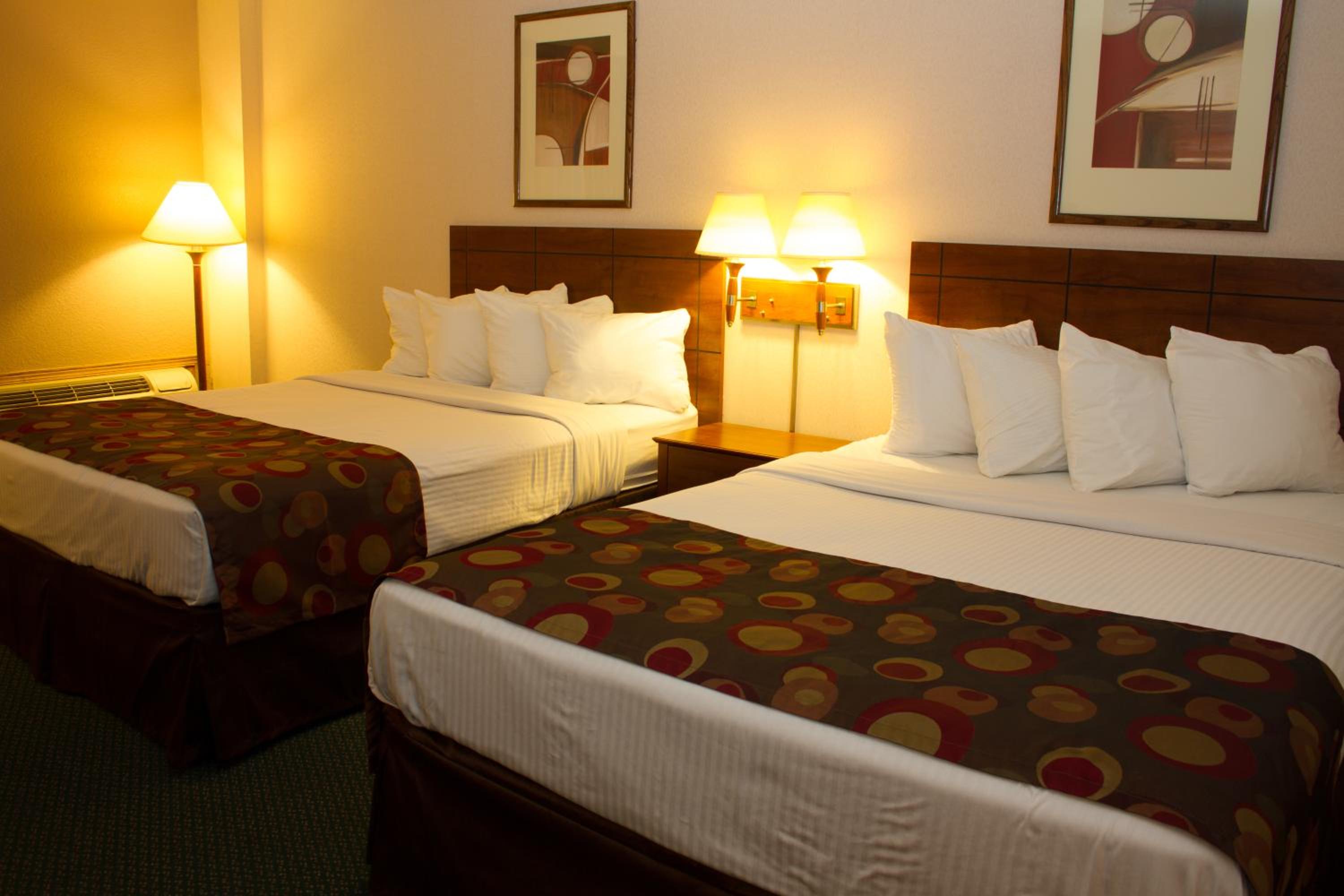Queen Room with Two Queen Beds - Non-Smoking photo 2