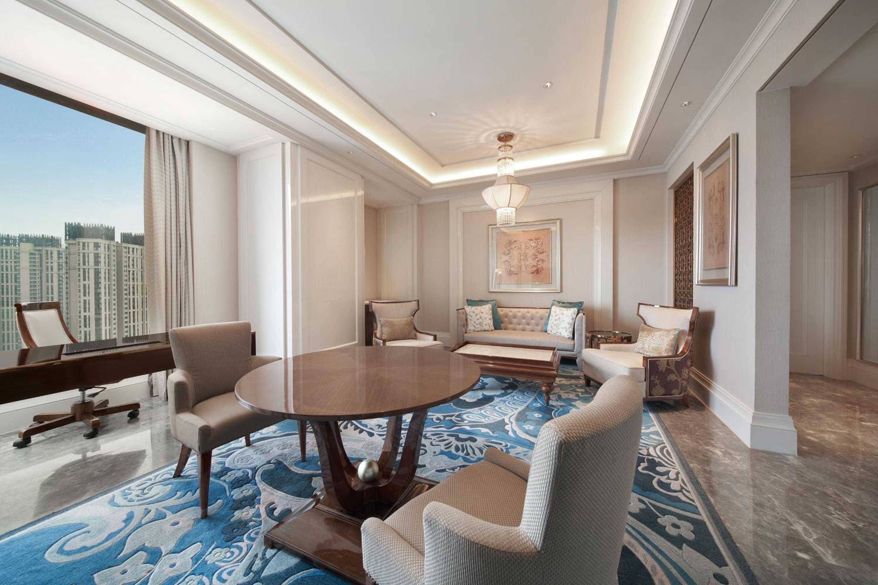 Club King Suite