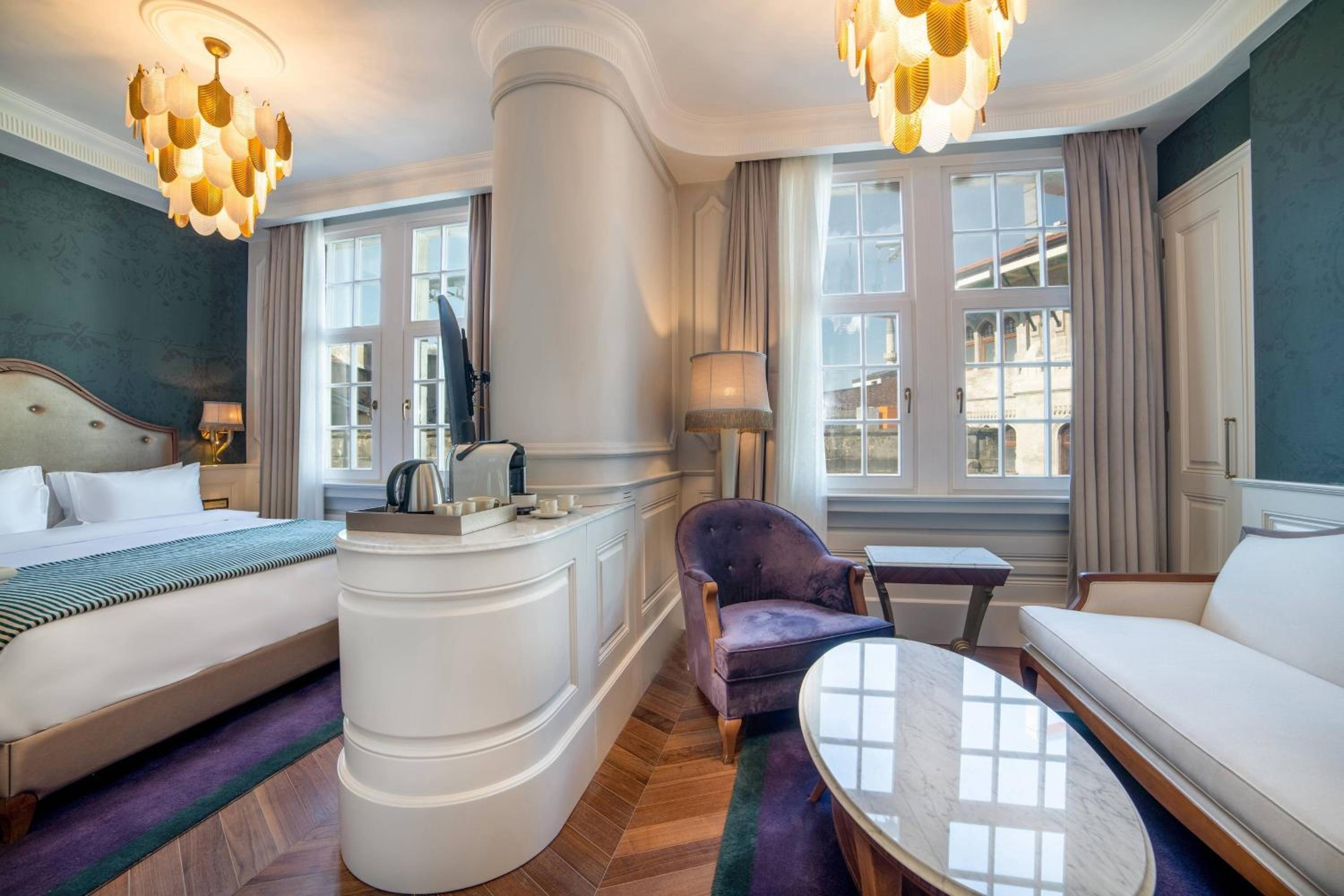 Grand Deluxe Guest Room with 1 King thumbnail 6