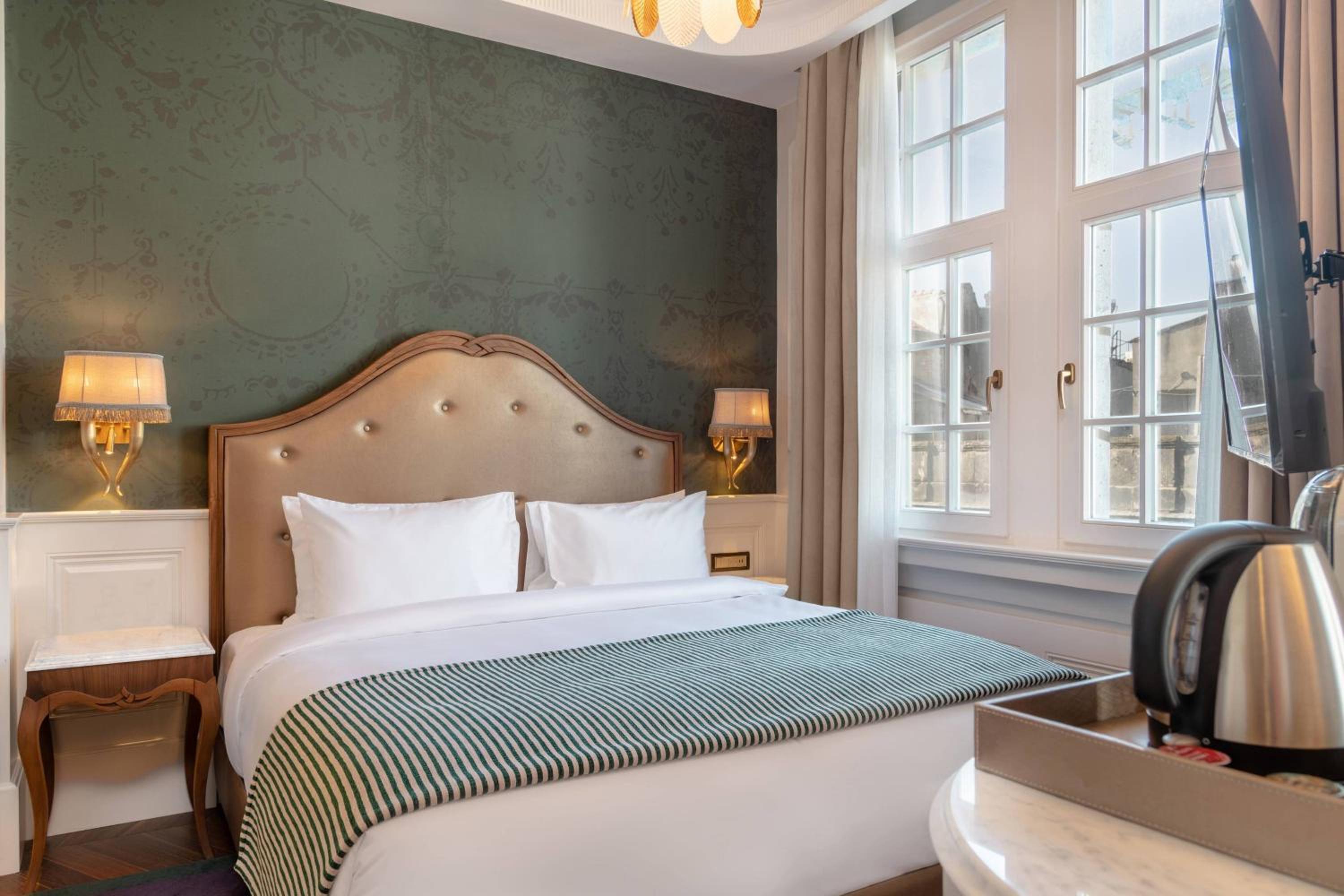 Grand Deluxe Guest Room with 1 King thumbnail 6