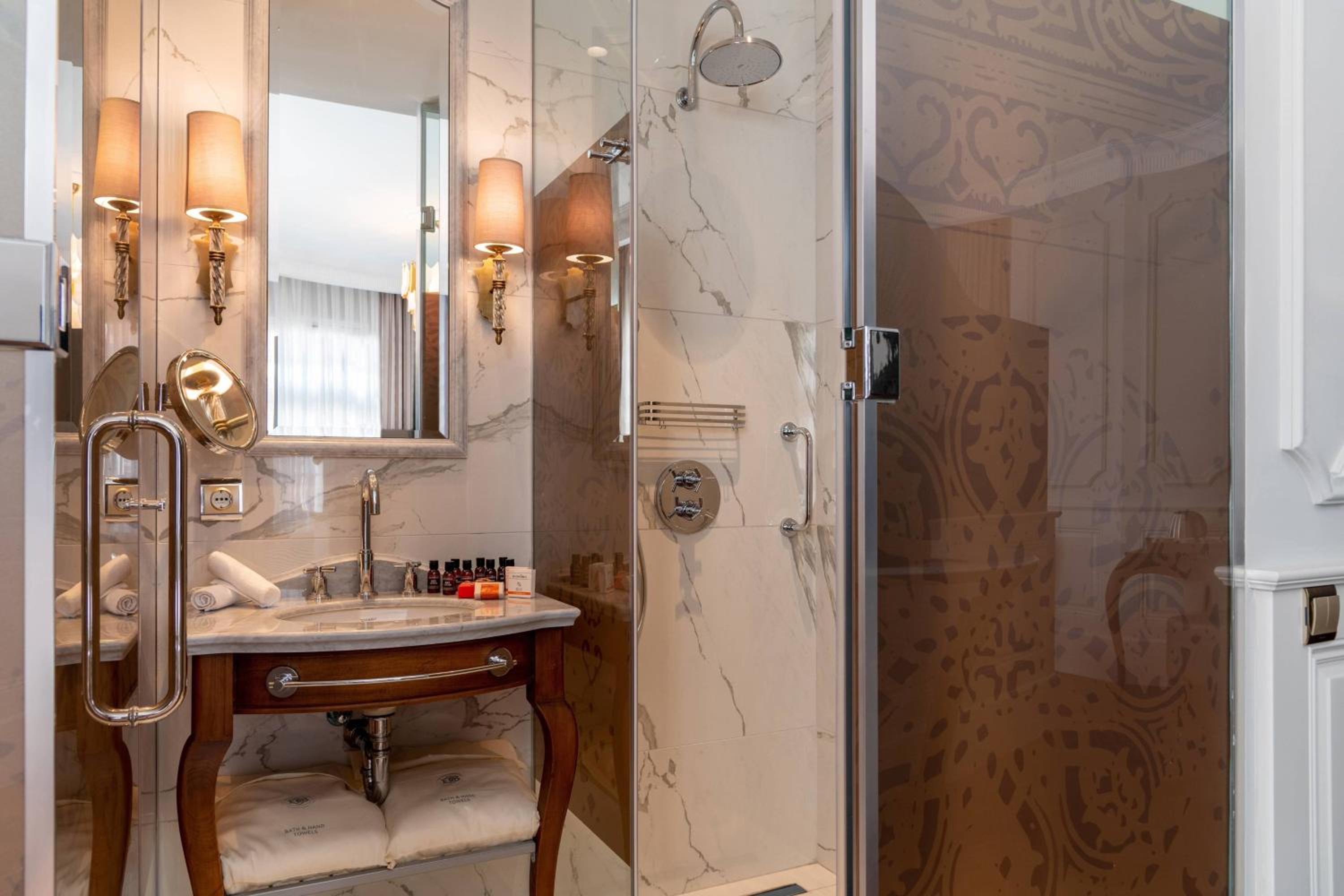 Grand Deluxe Guest Room with 1 King