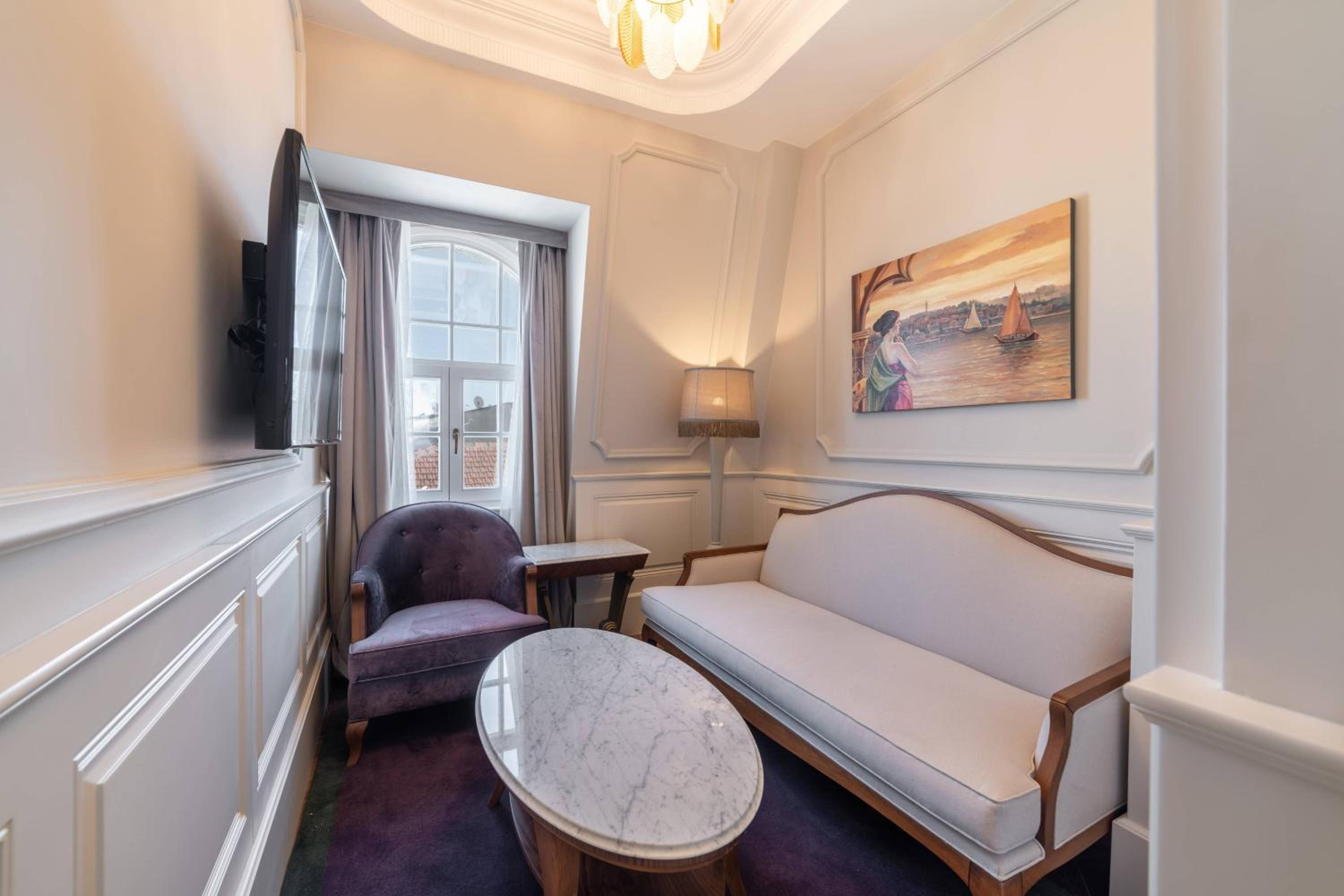 Executive Suite with, 1 King thumbnail 5