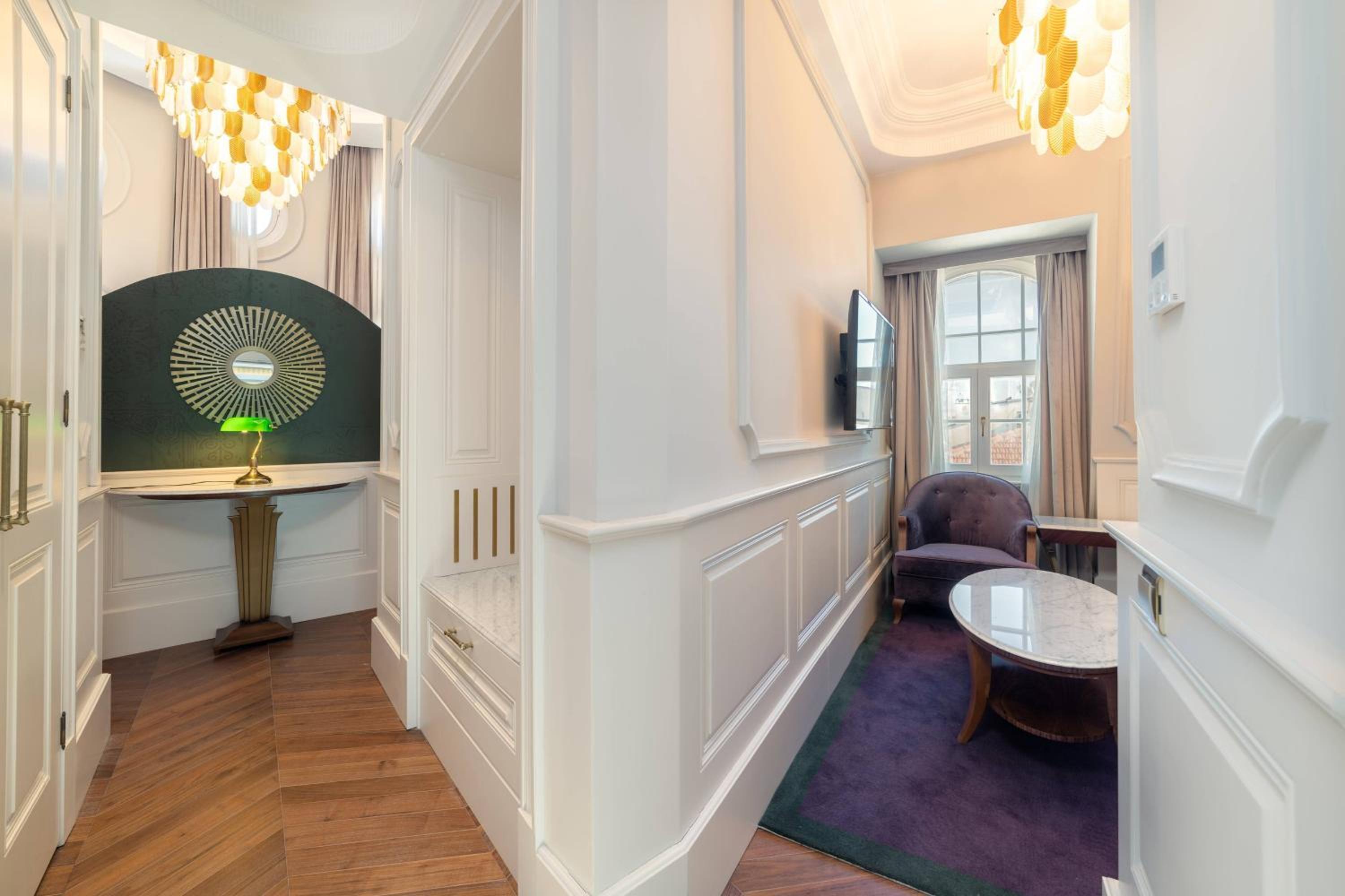 Executive Suite with, 1 King thumbnail 6