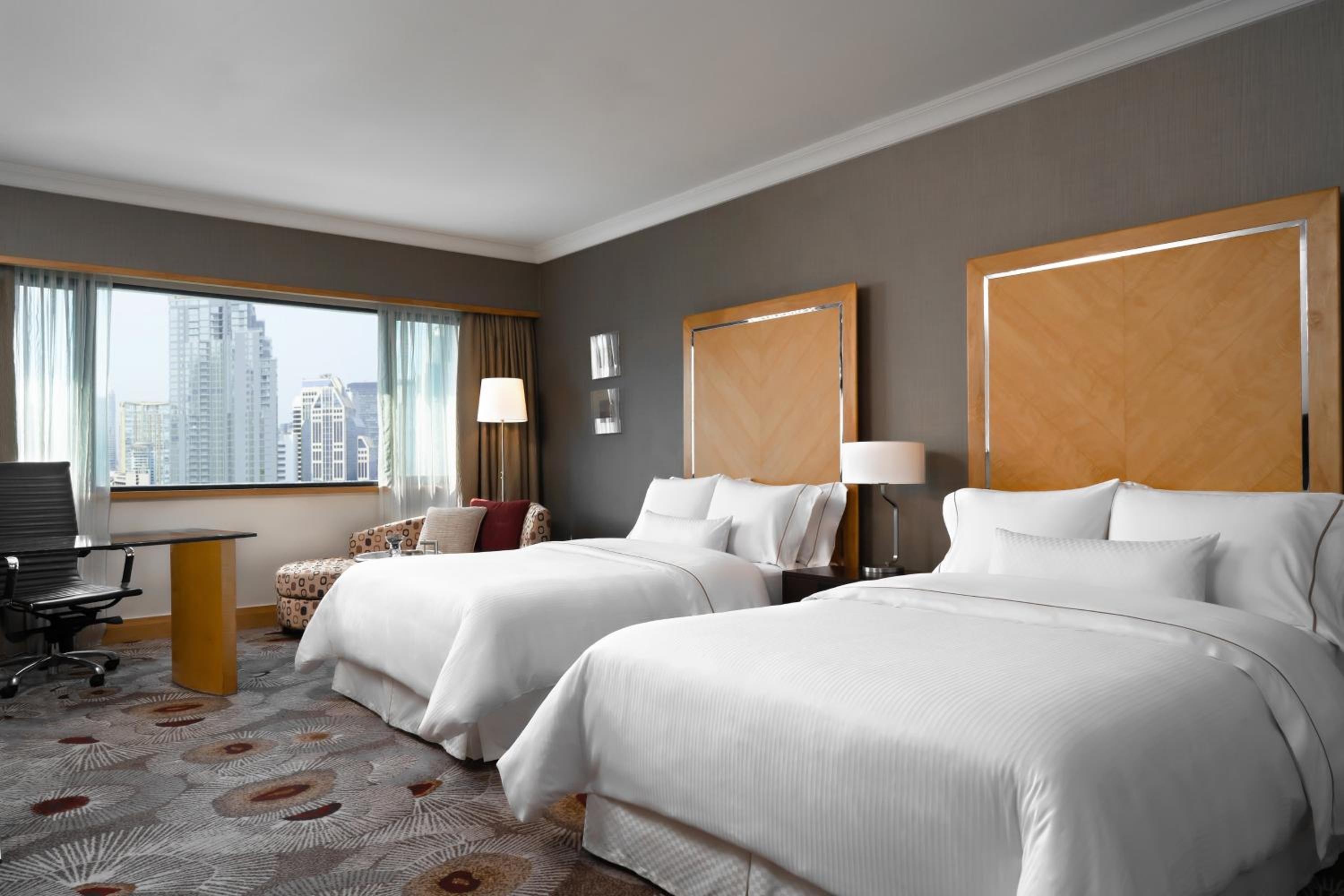 Deluxe Suite Twin Beds City View thumbnail 5