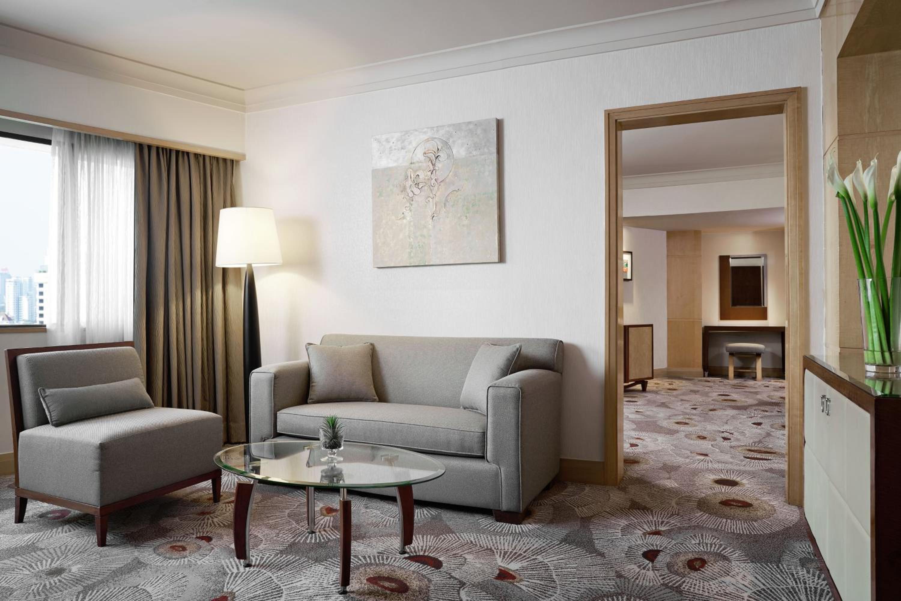 Deluxe Suite King Bed City View thumbnail 6