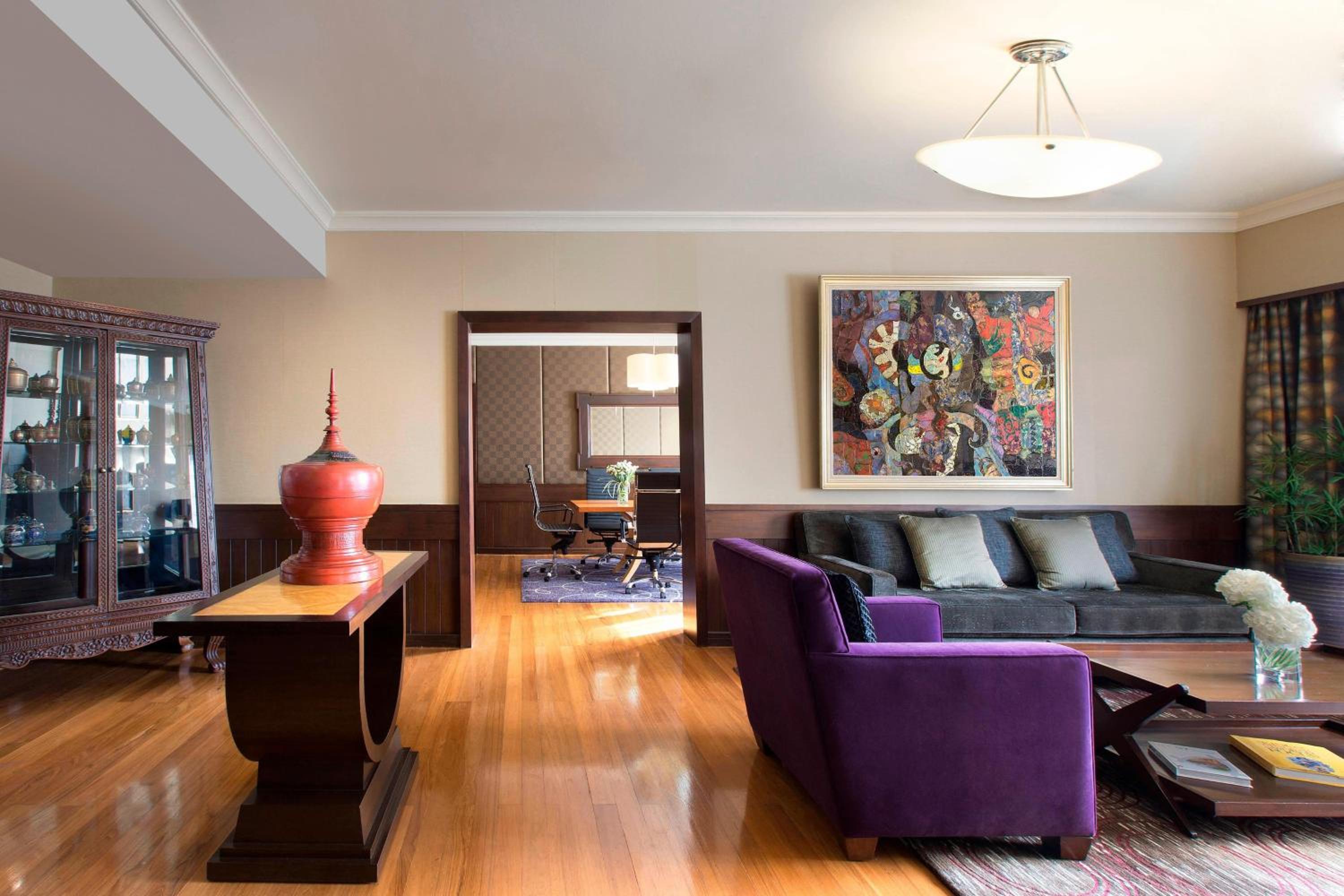 Presidential King Suite with Club Lounge Access and City View thumbnail 5