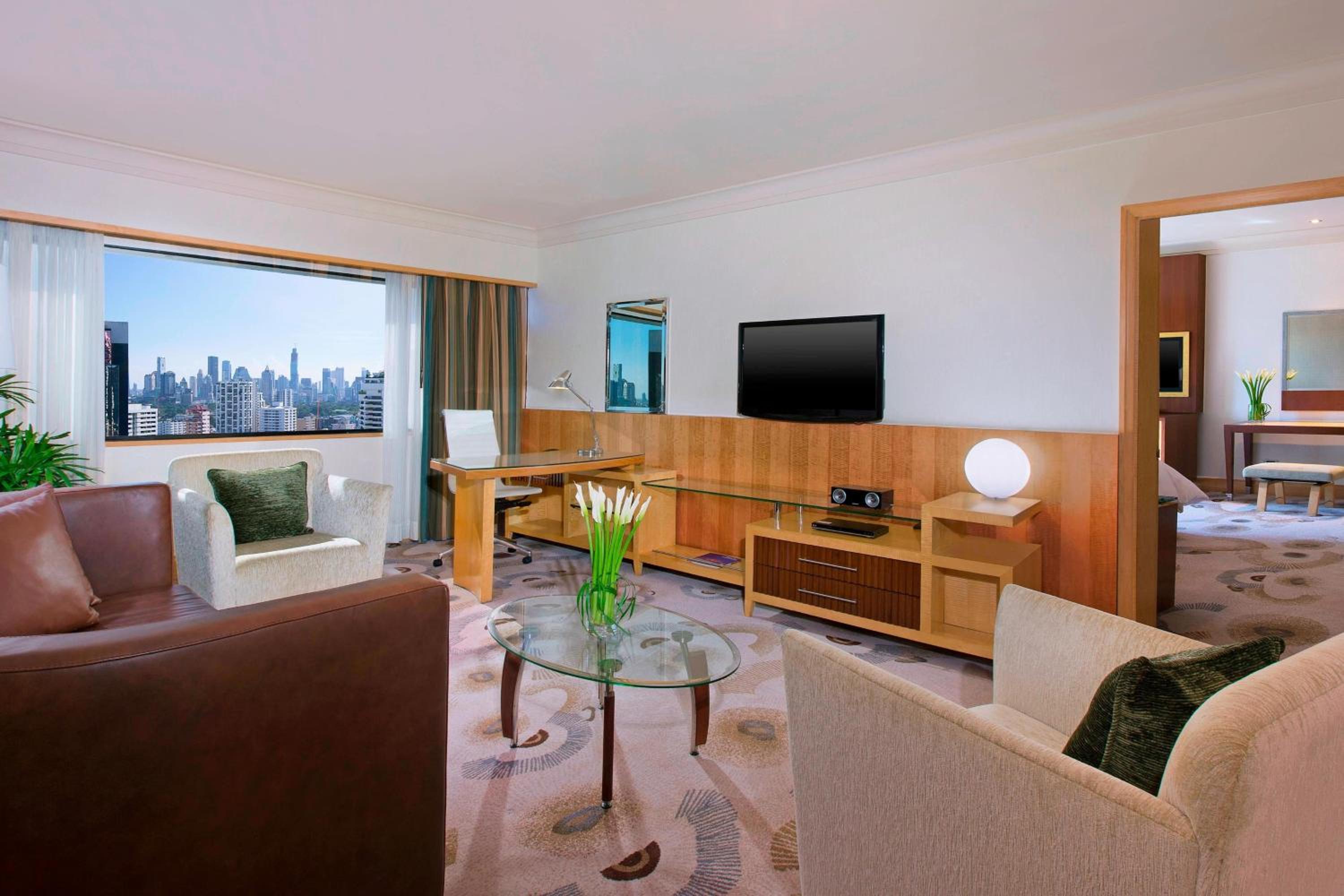 Deluxe Suite Twin Beds City View thumbnail 6
