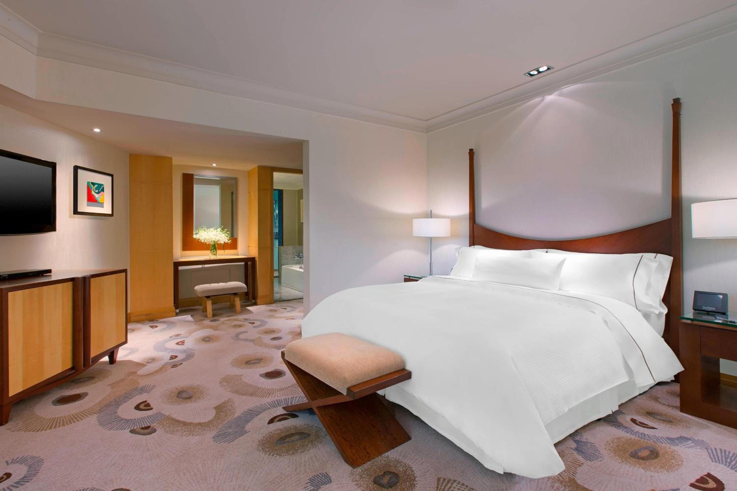 Deluxe Suite King Bed City View thumbnail 5