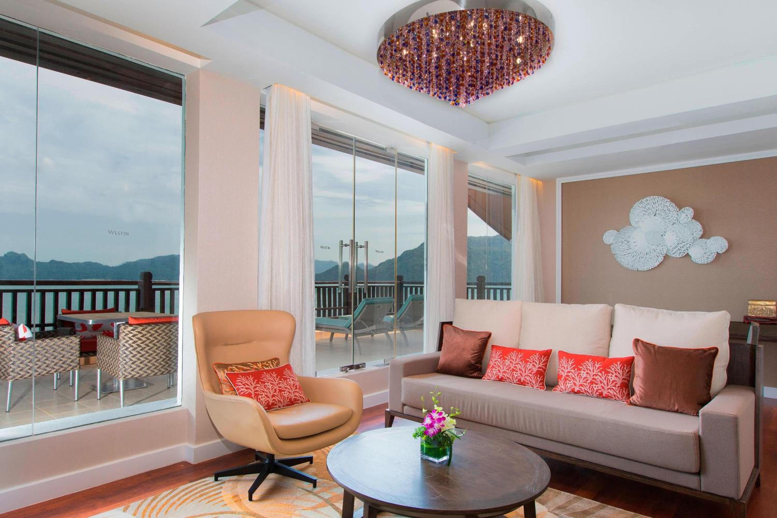 One-Bedroom King Suite with Ocean View - Photo 3