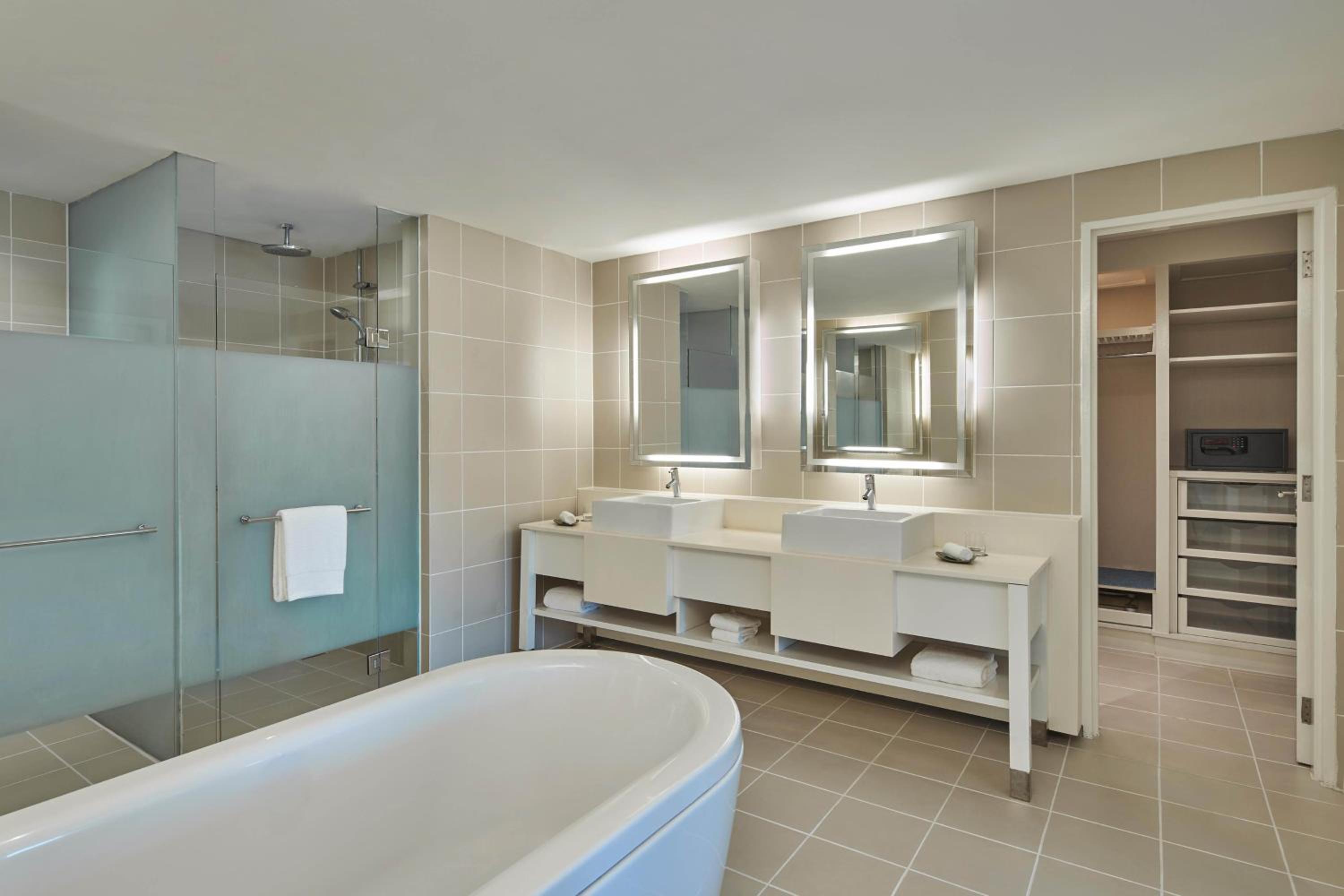 One-Bedroom King Suite with Ocean View - Photo 4