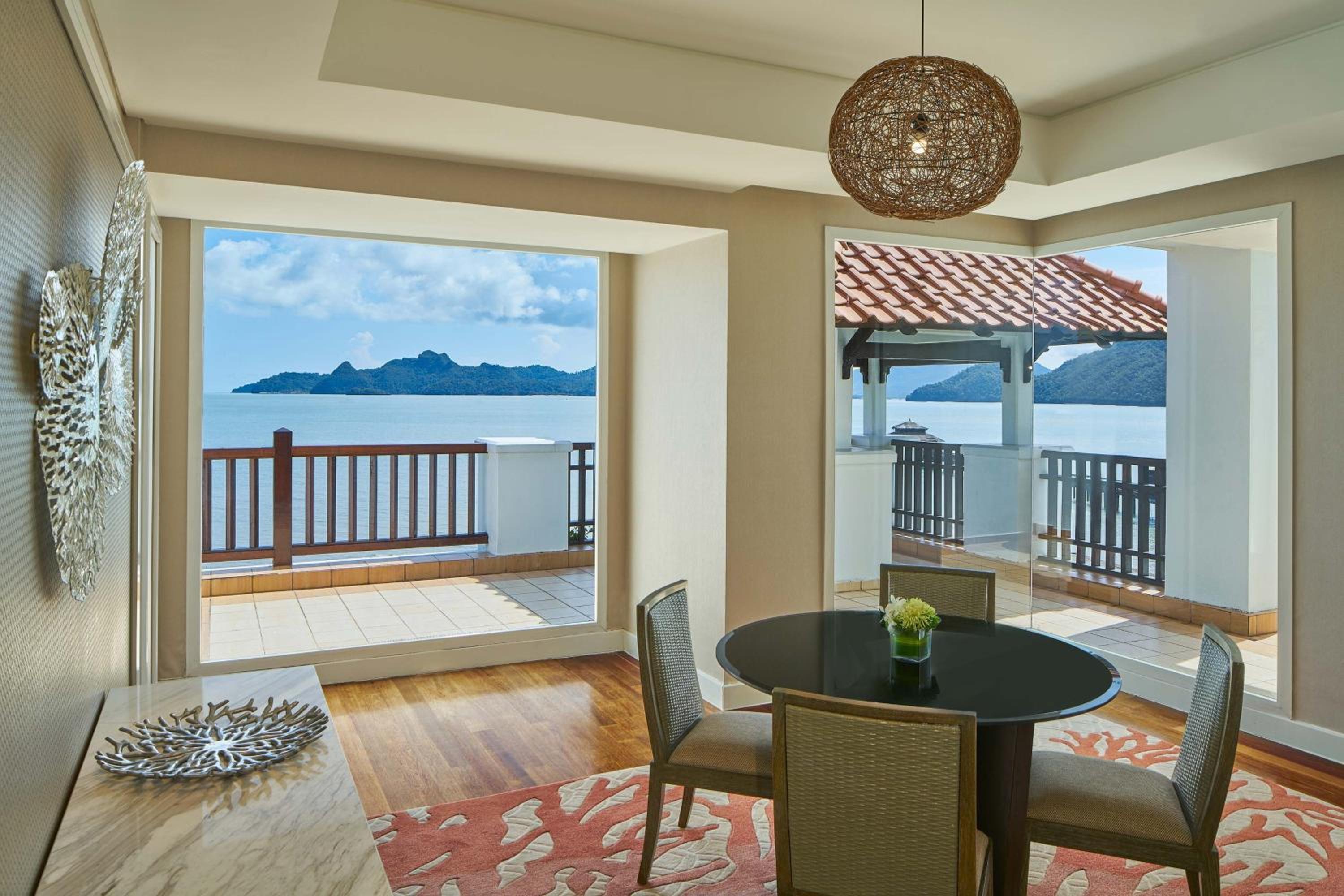 One-Bedroom King Suite with Ocean View - Photo 5