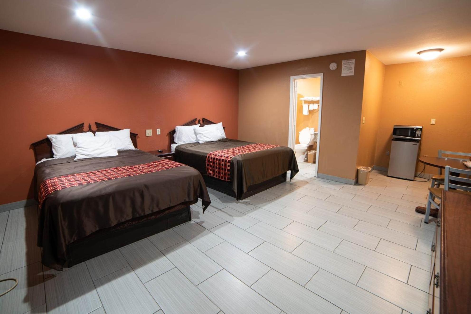 Queen Room with Two Queen Beds - Smoking - Photo 1