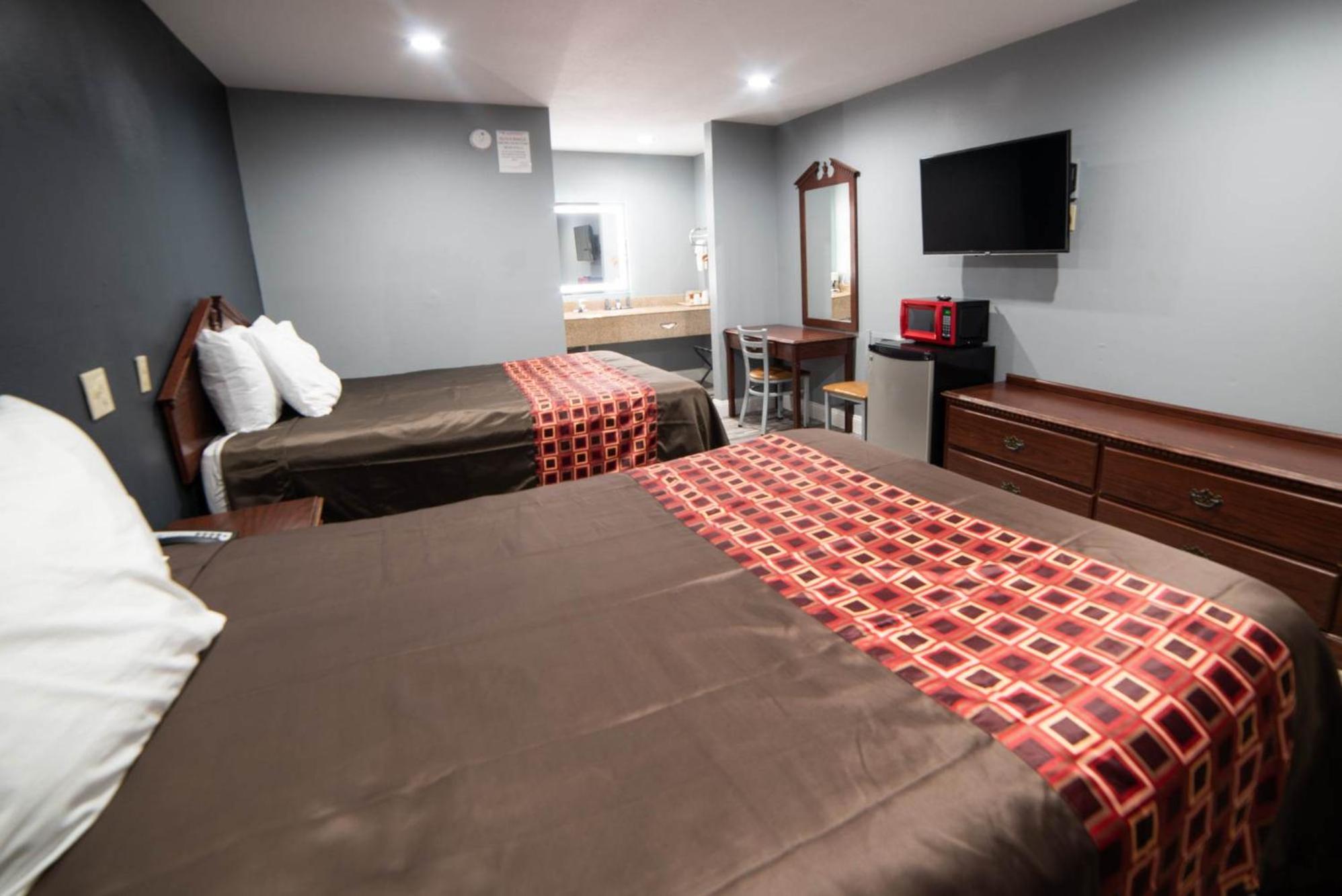 Queen Room with Two Queen Beds - Smoking - Photo 5
