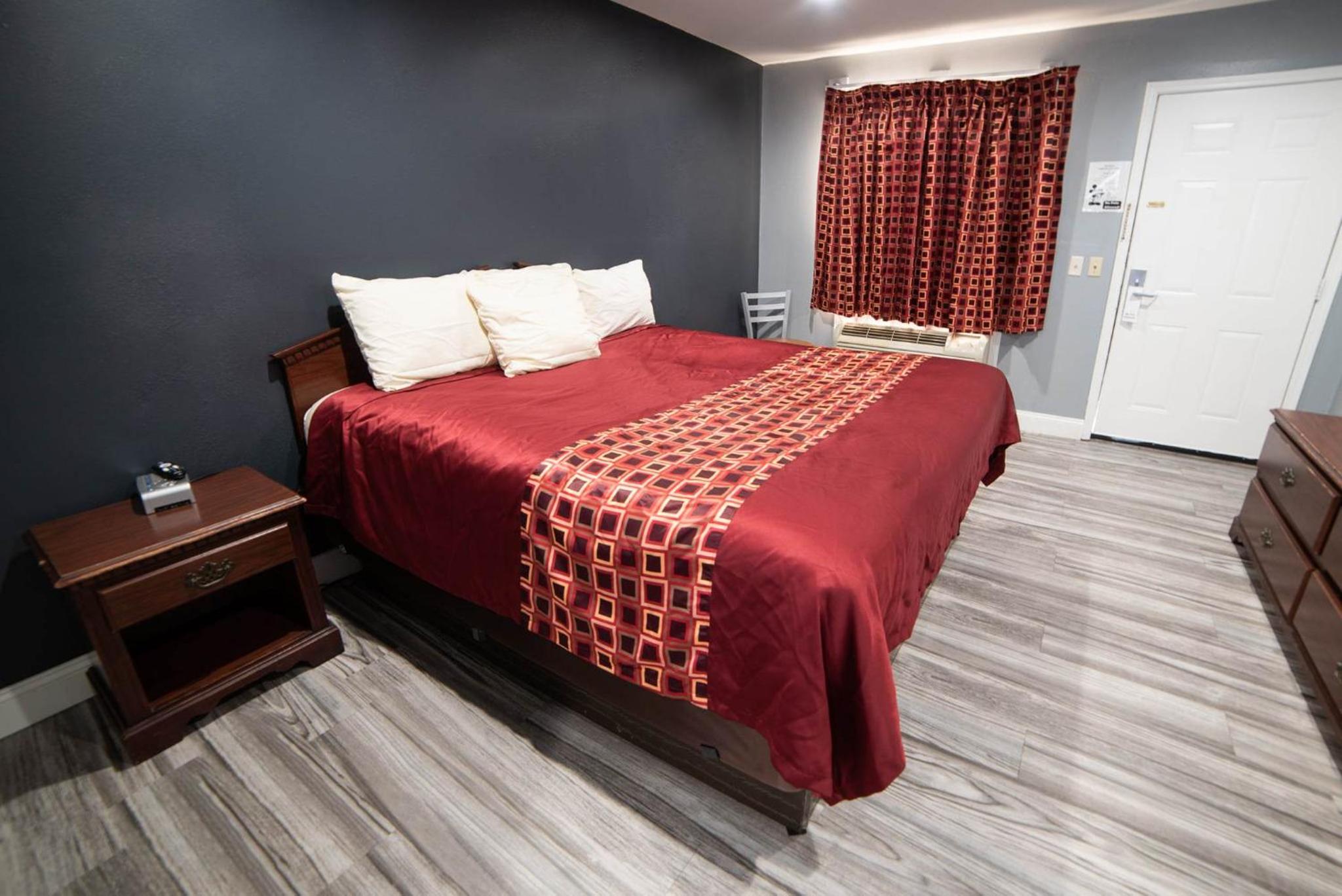King Room - Non-Smoking - Photo 9