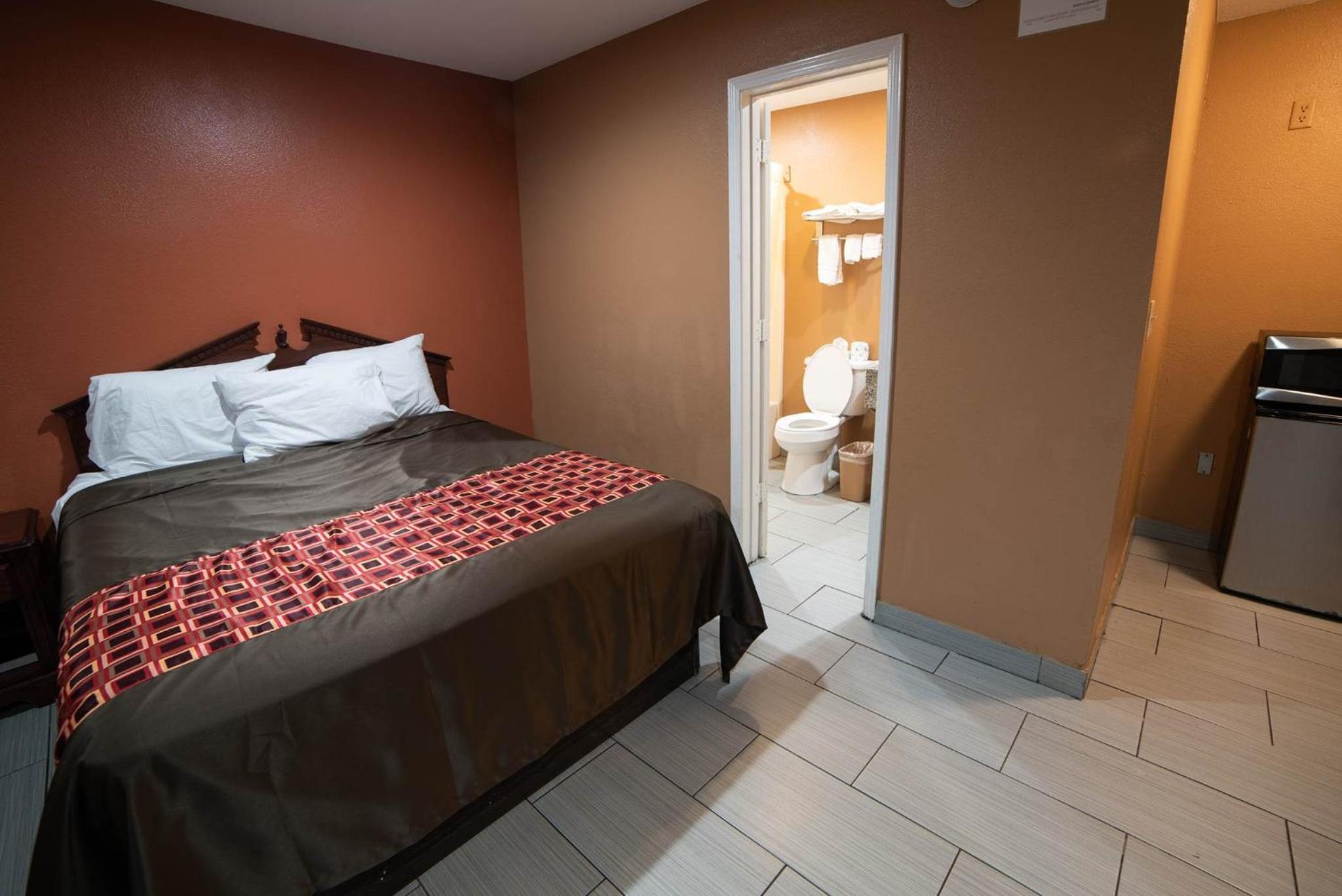 Queen Room with Two Queen Beds - Smoking - Photo 12