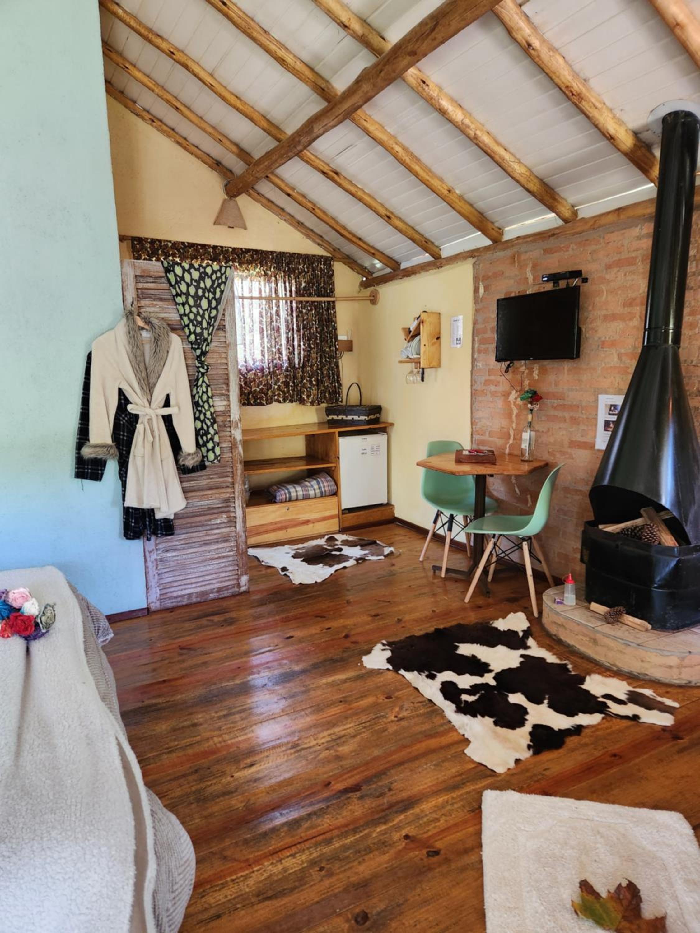 Deluxe Chalet with Hot Tub 2 photo 3