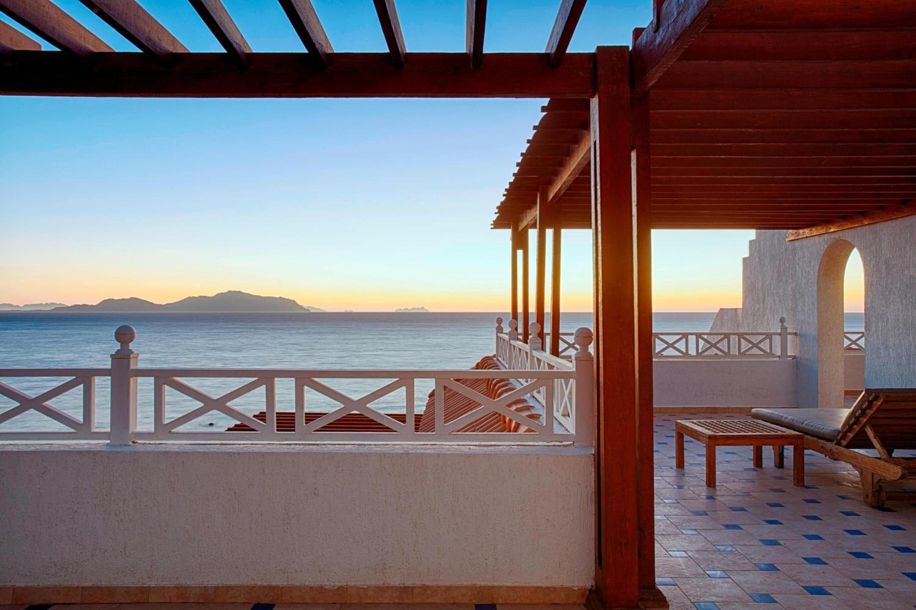 One-Bedroom Junior King Suite with Corner Balcony and Sea View - Photo 1