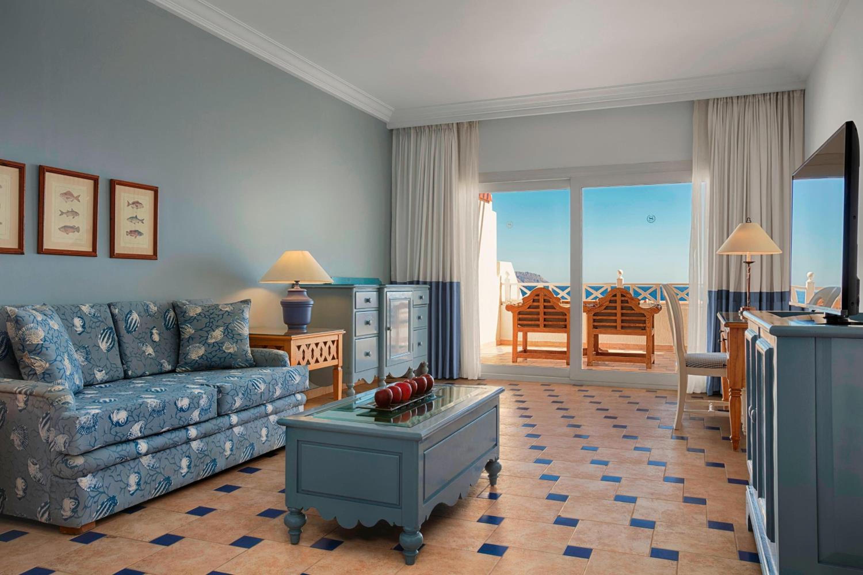 One-Bedroom Junior King Suite with Corner Balcony and Sea View - Photo 2
