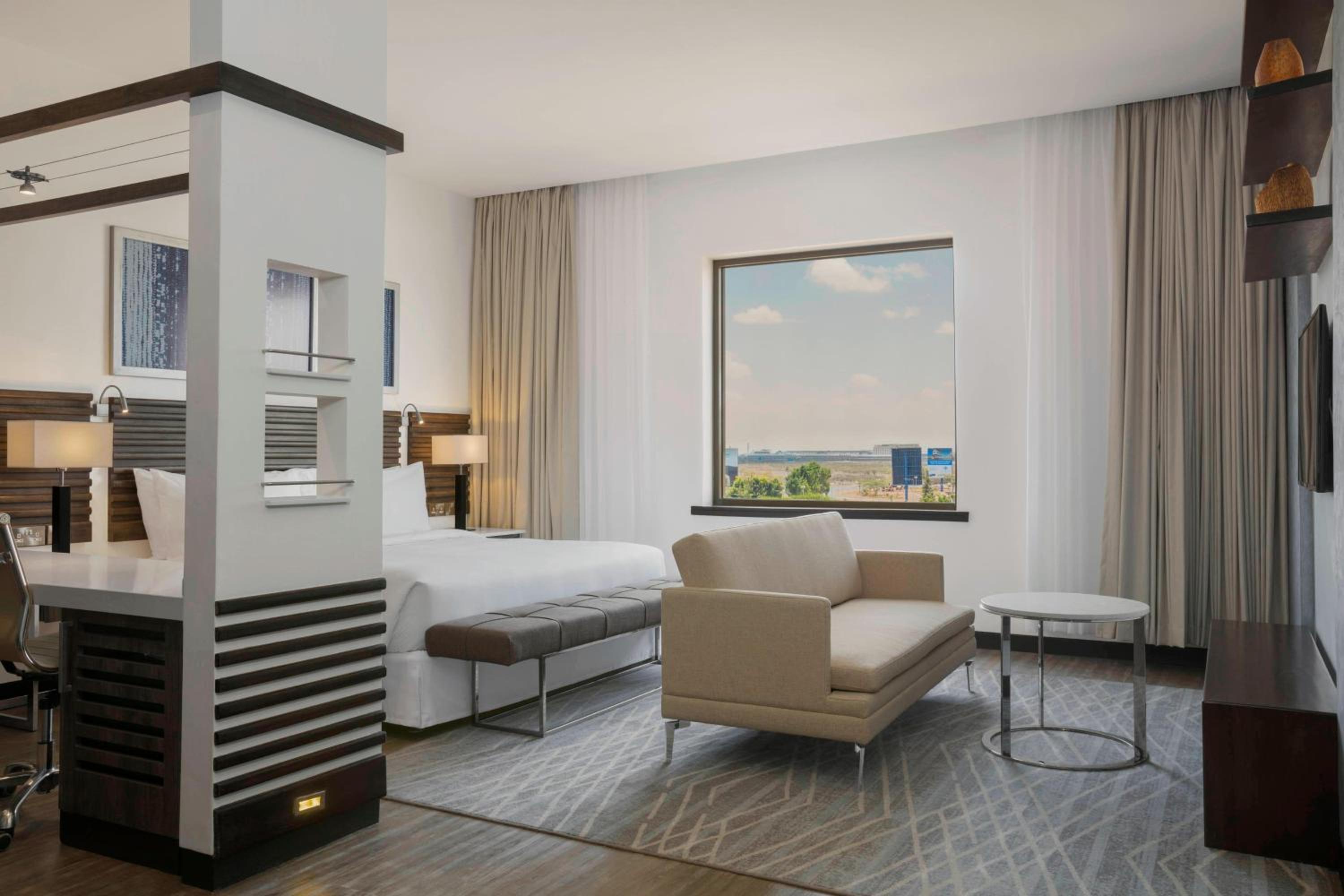 Deluxe King, Larger Guest room, 1 King photo 2