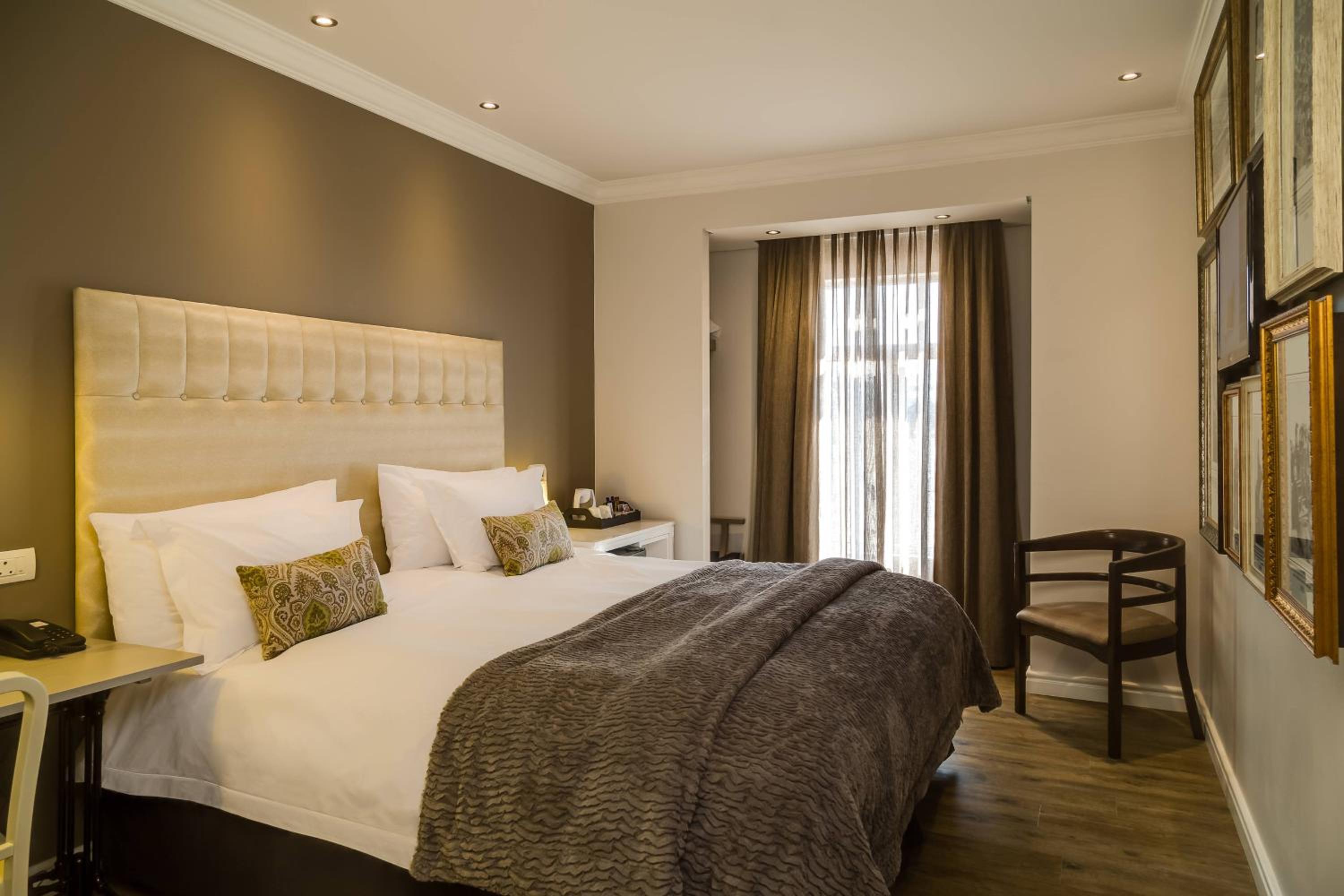 Larger Guest room, 1 King - Photo 5