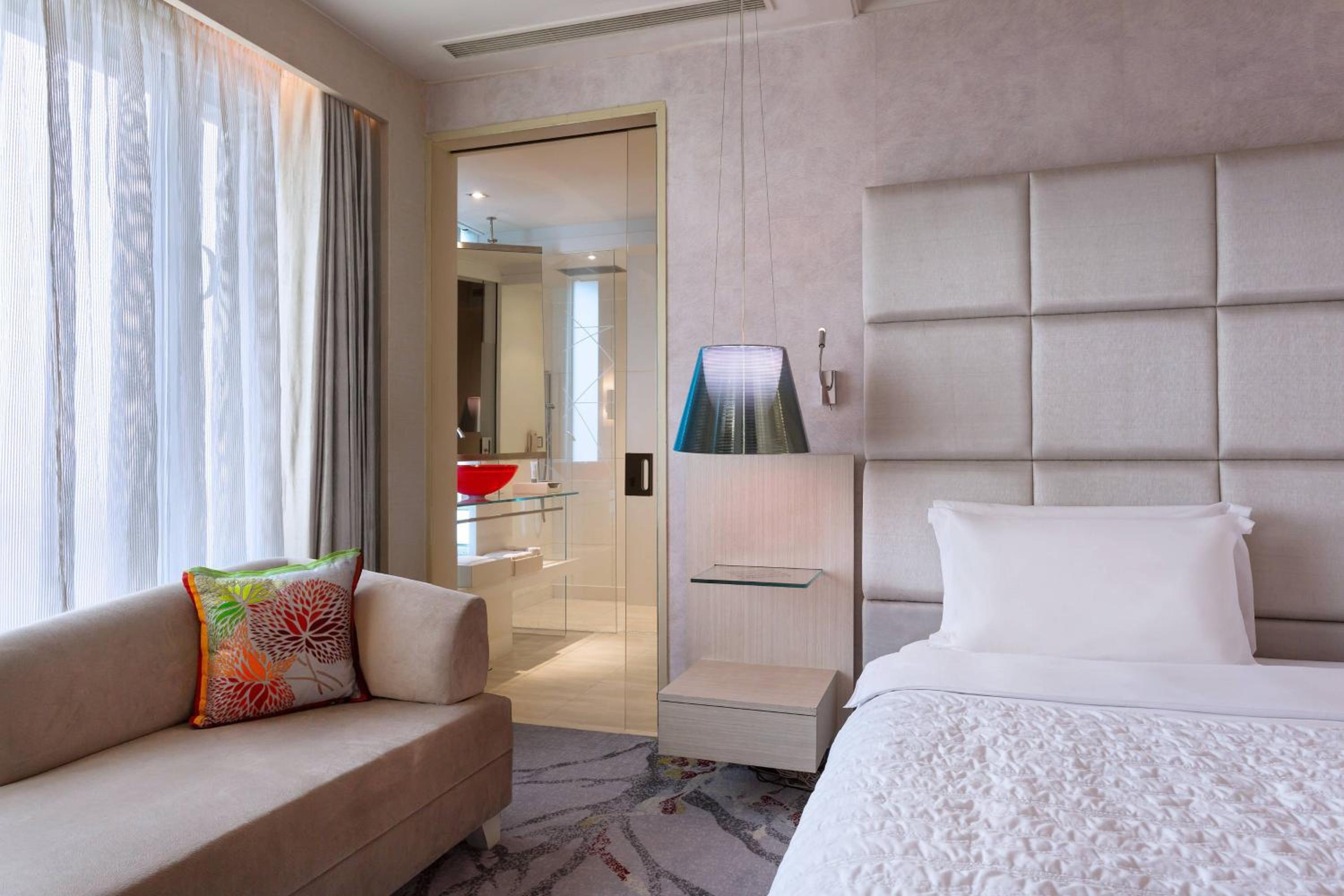 Executive King Room with Lounge Access - Photo 3