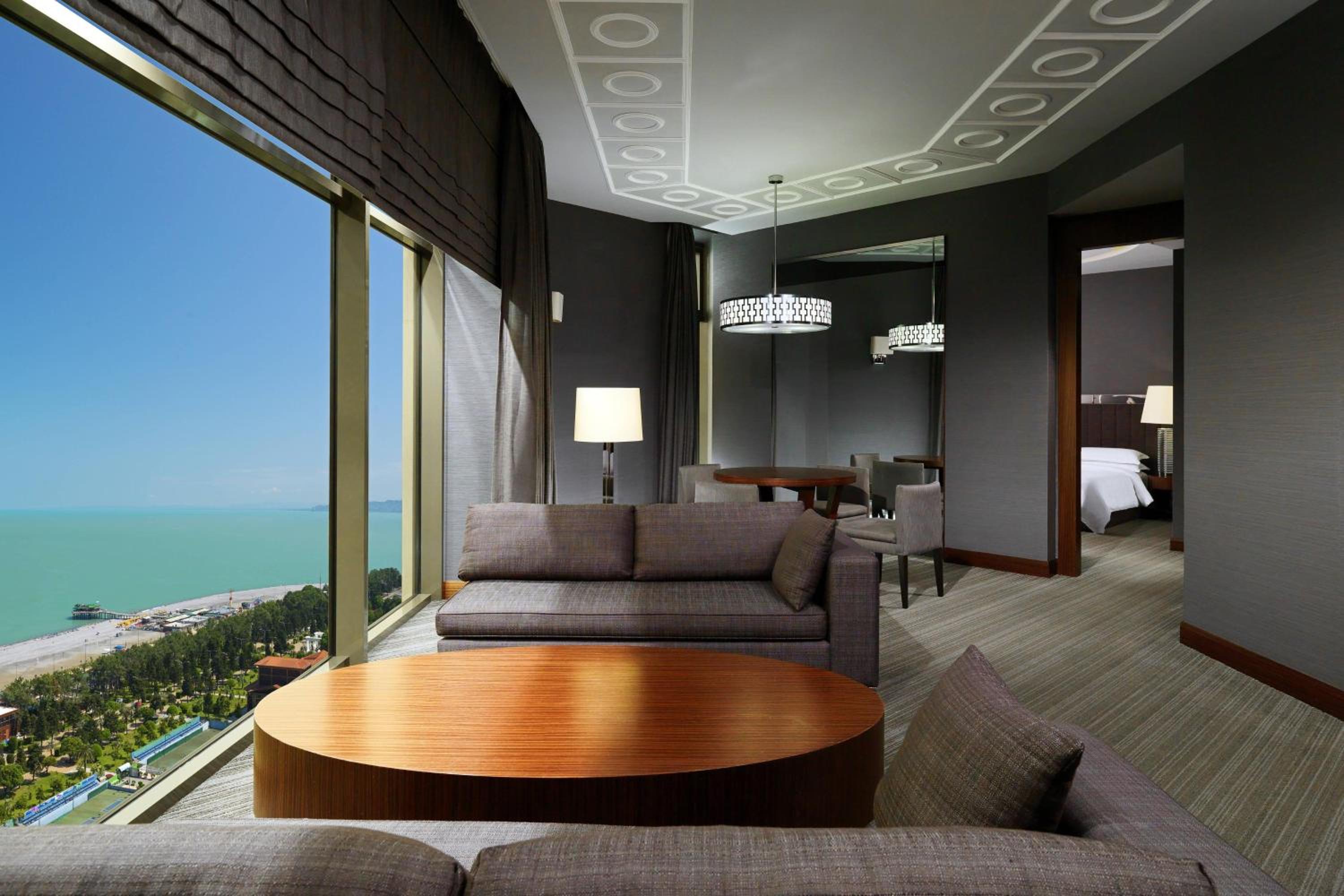 Executive Suite, Club lounge access, 1 King, Corner room  - Photo 1