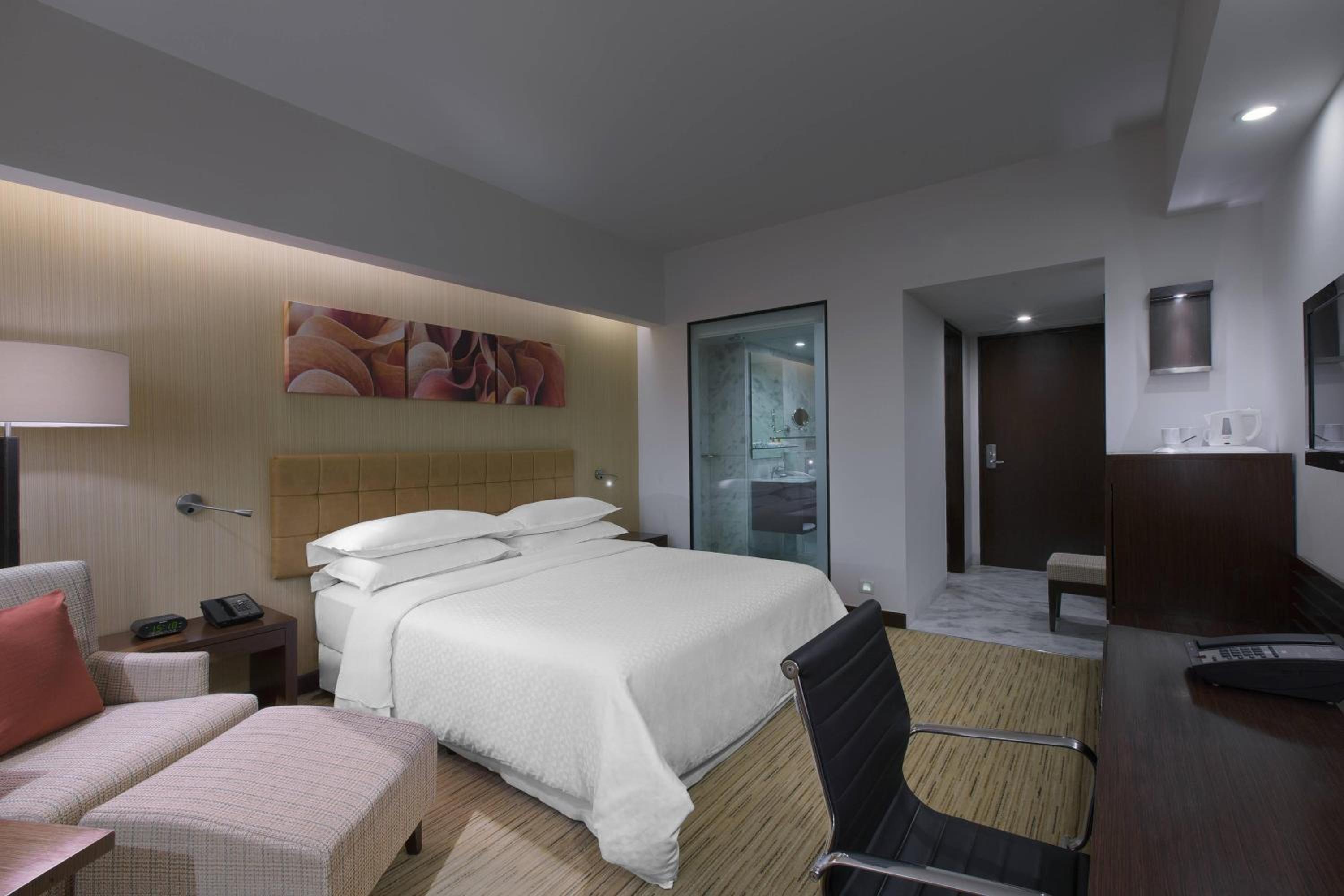 Deluxe King Bed with 30% discount on Food & Soft Beverages - Photo 4