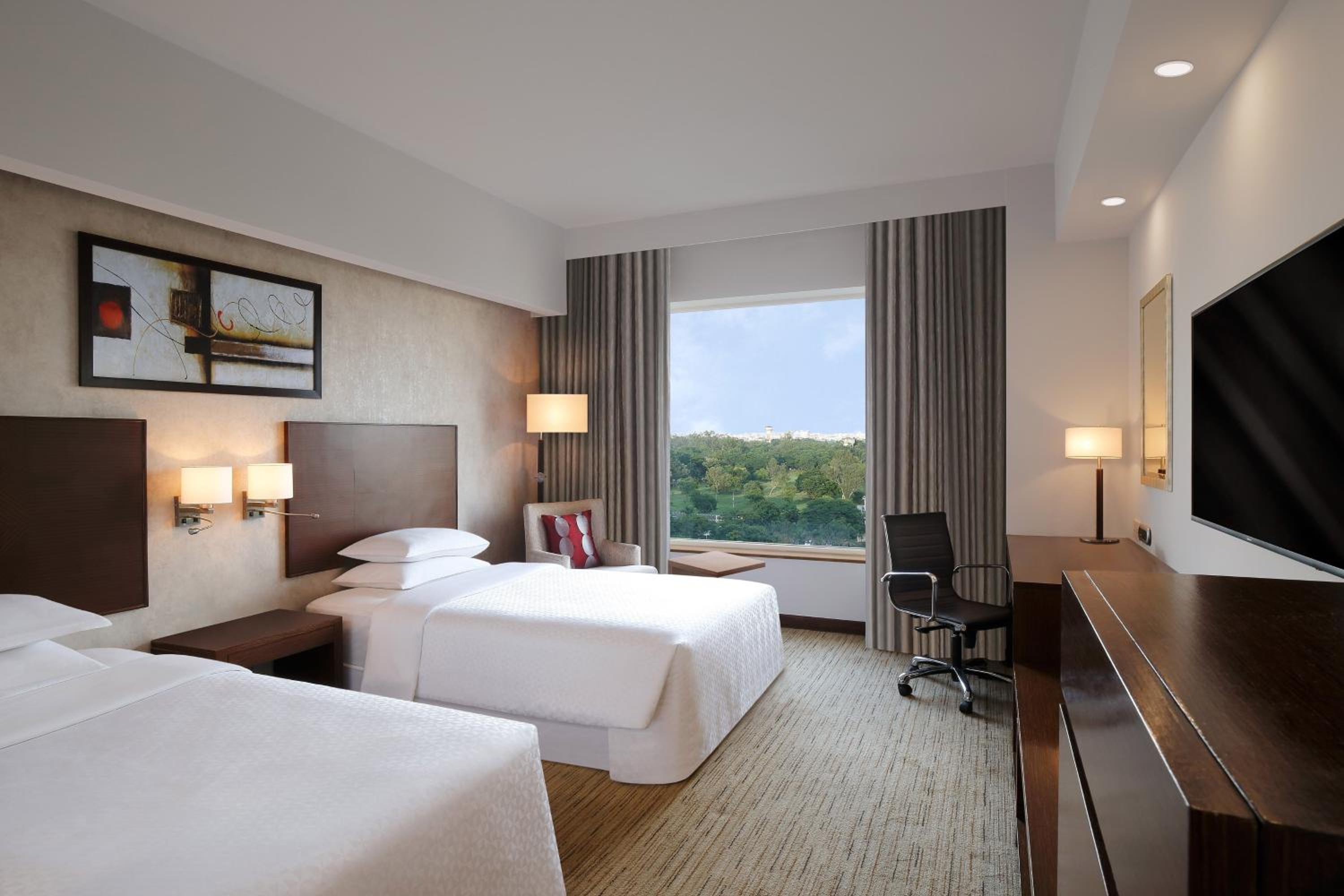 Executive Twin Bed Room with 30% discount on Food & Soft Beverages and Complimentary Lounge Access with 2 IMFL drinks & snack buffet during 1800 to 2000 hrs - Photo 4