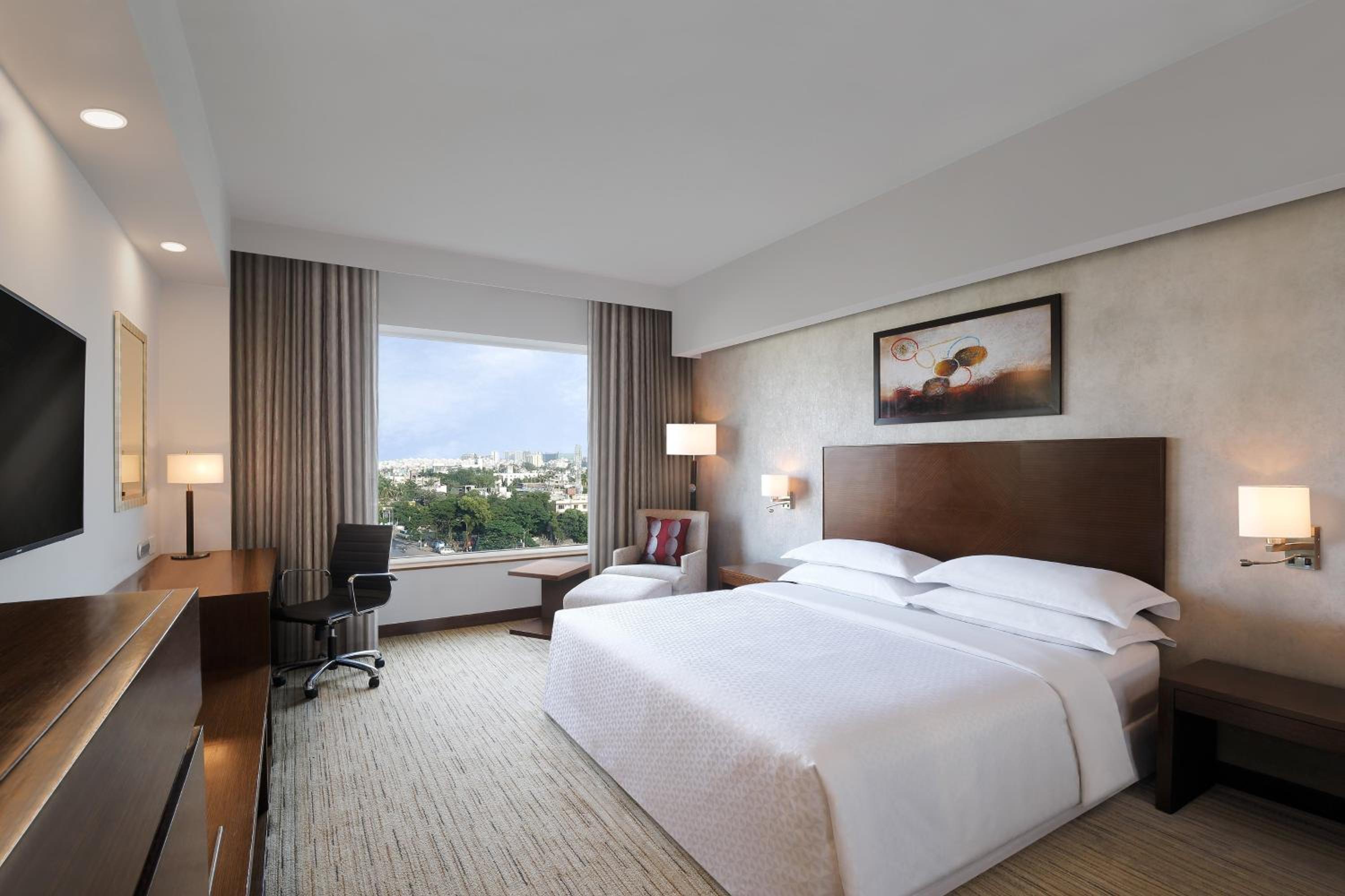 Executive King Bed Room with 30% discount on Food & Soft Beverages and Complimentary Lounge Access with 2 IMFL drinks & snack buffet during 1800 to 2000 hrs - Photo 3
