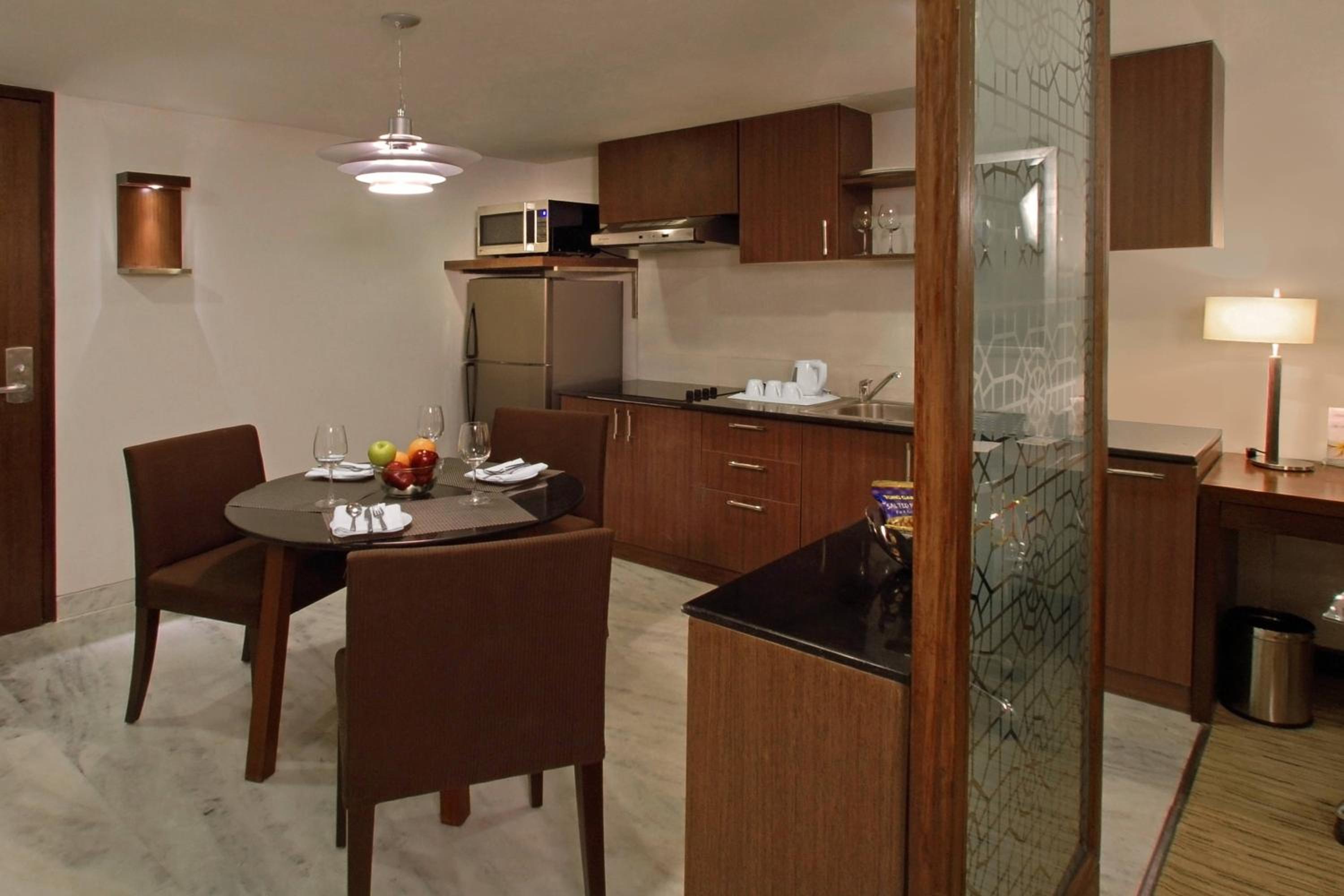 750 sqft Bedroom Apartment with Kitchenette with 30% discount on Food & Soft Beverages and Complimentary Lounge Access with 2 IMFL drinks & snack buffet during 1800 to 2000 hrs - Photo 3
