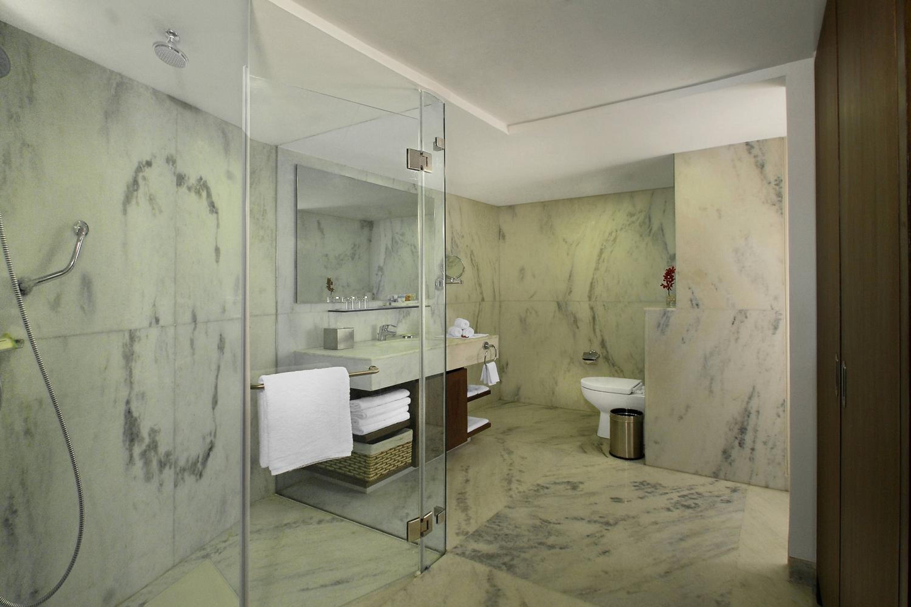 750 sqft Bedroom Apartment with Kitchenette with 30% discount on Food & Soft Beverages and Complimentary Lounge Access with 2 IMFL drinks & snack buffet during 1800 to 2000 hrs - Photo 2