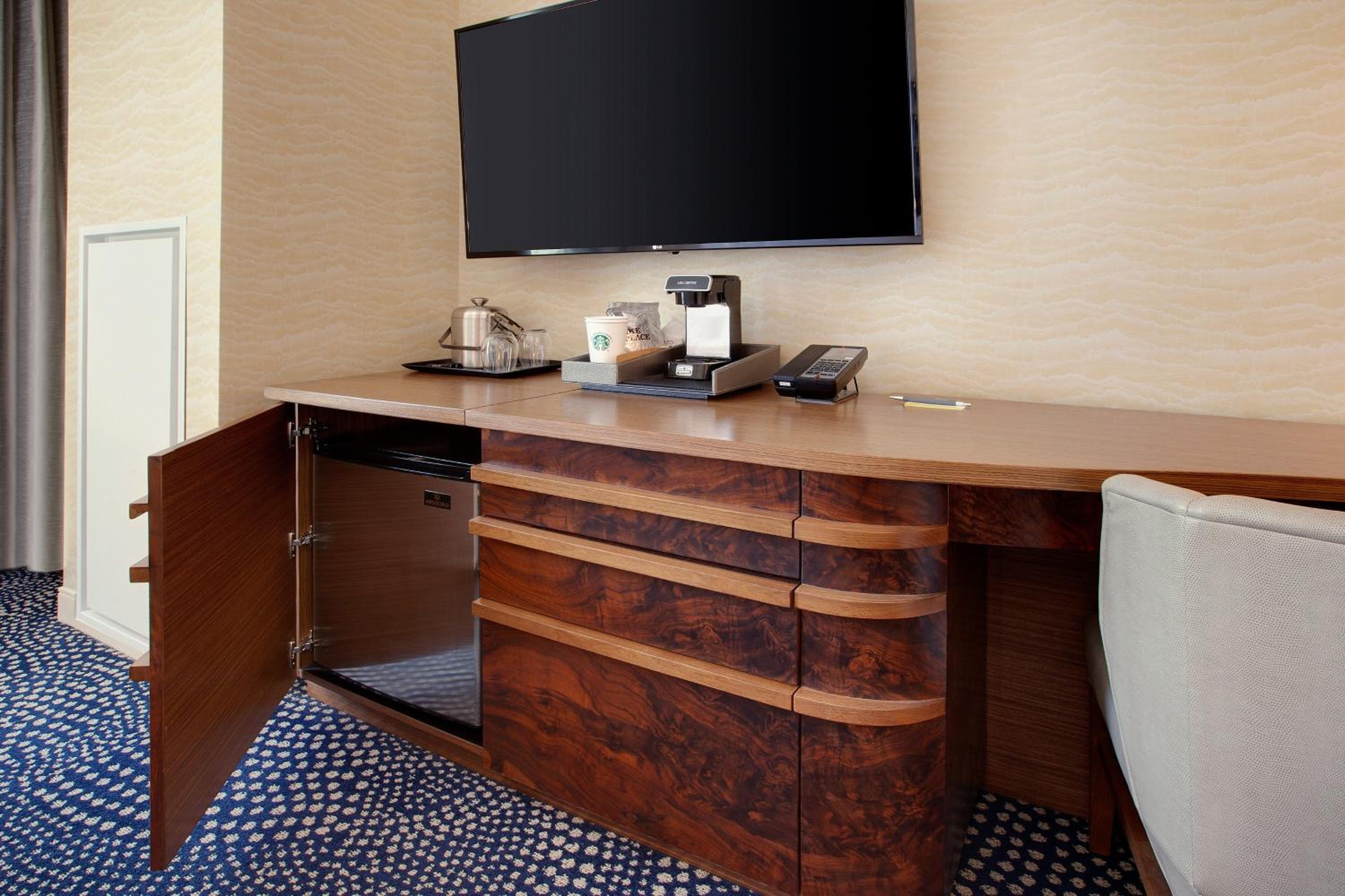 Queen Room with Two Queen Beds and Adapted Tub - Mobility Accessible