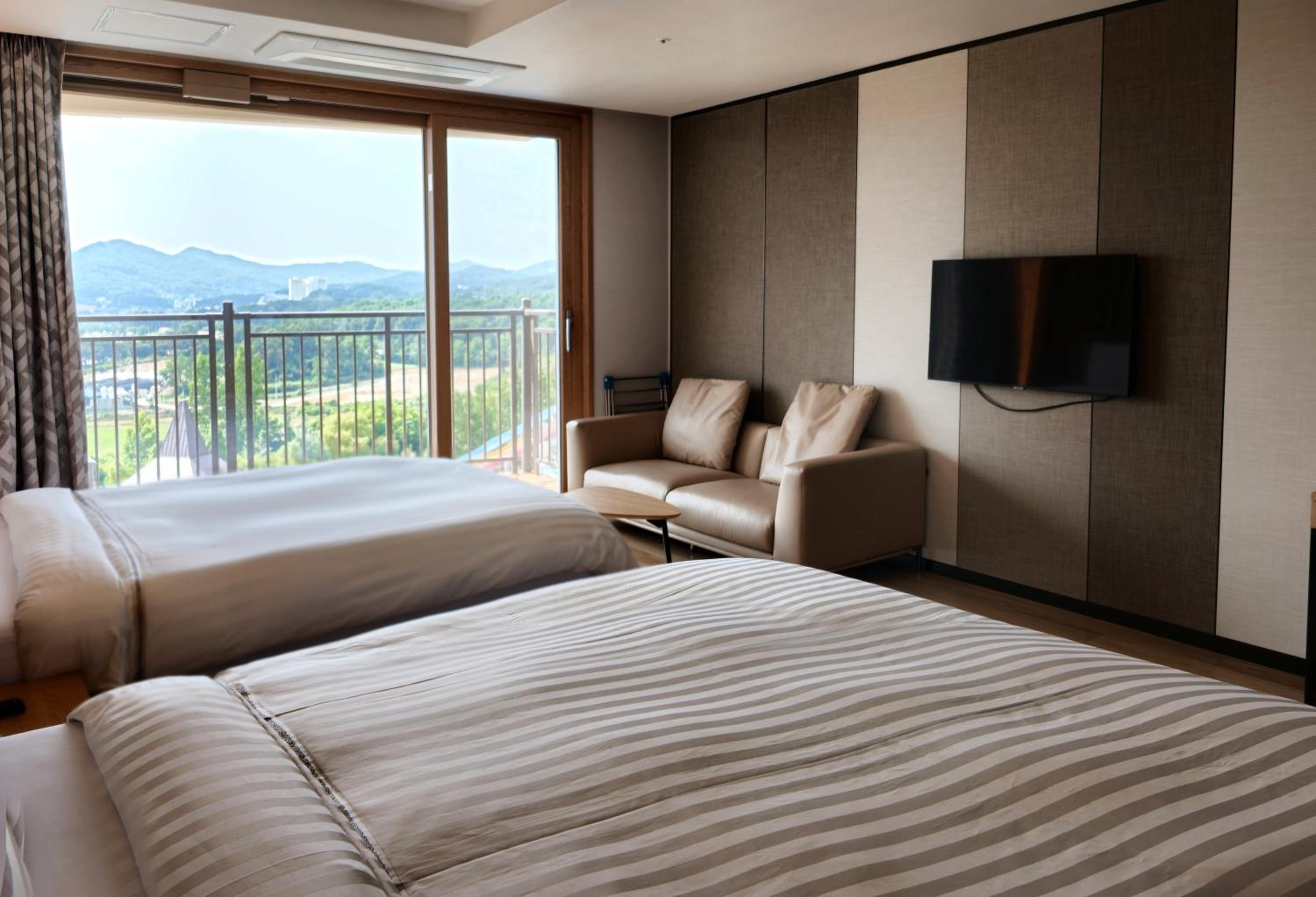 EAST Tower Family - Twin  (Without Kitchenette) photo 2
