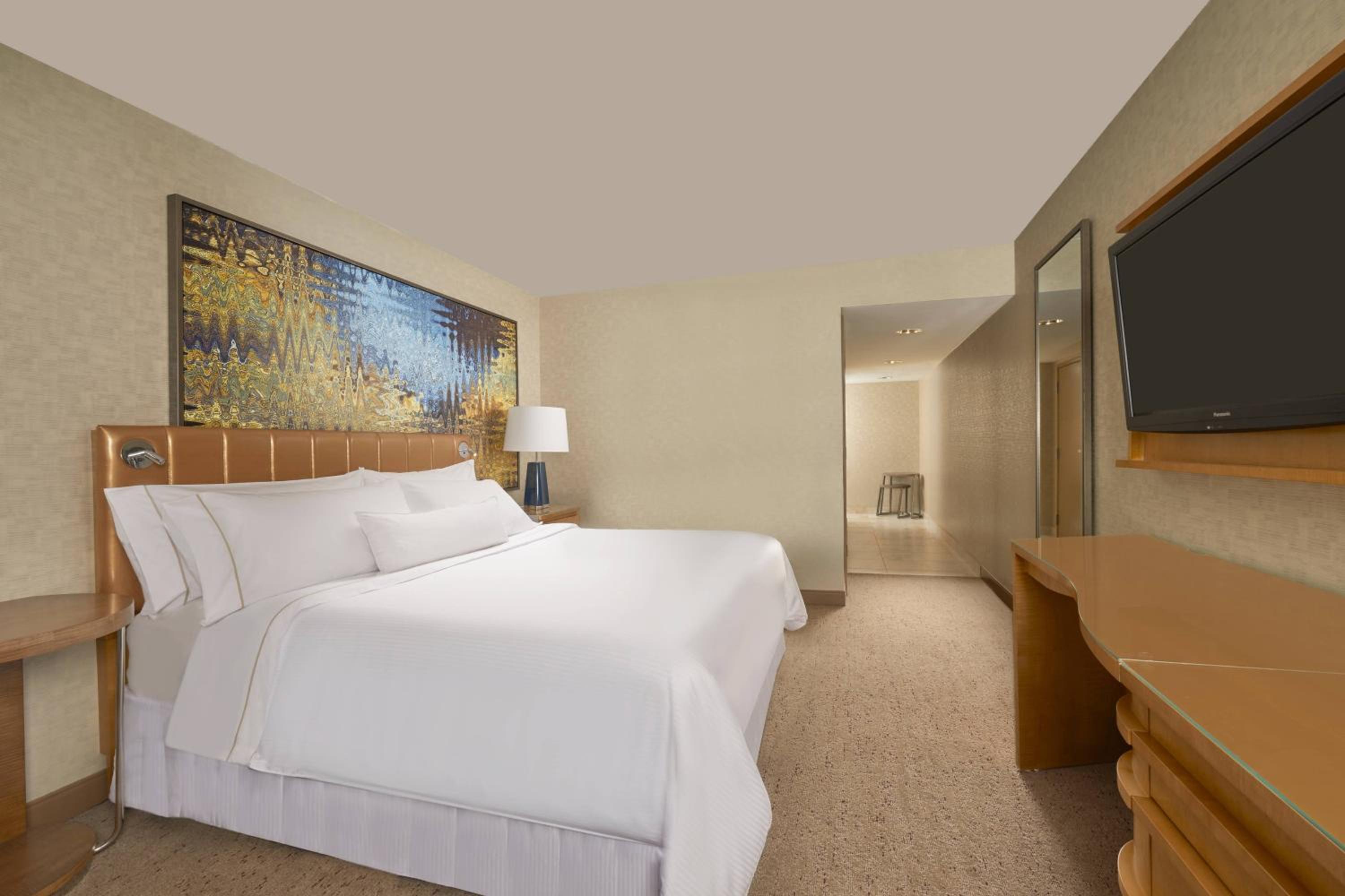 Traditional, Guest room, 1 King, 3rd - 5th floor - Photo 2