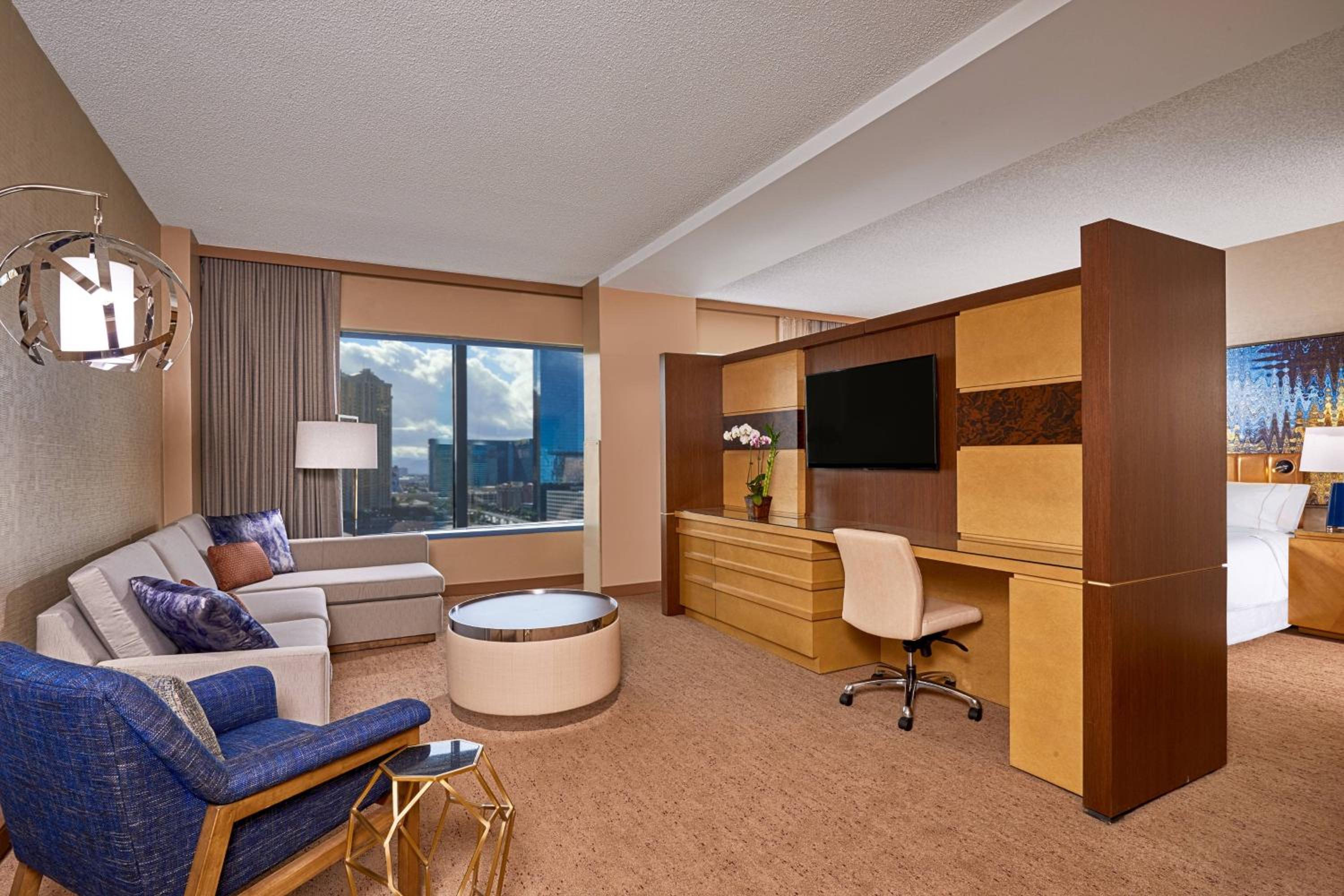 Executive Suite, 1 King, Alternate bed: sofa bed - Photo 4