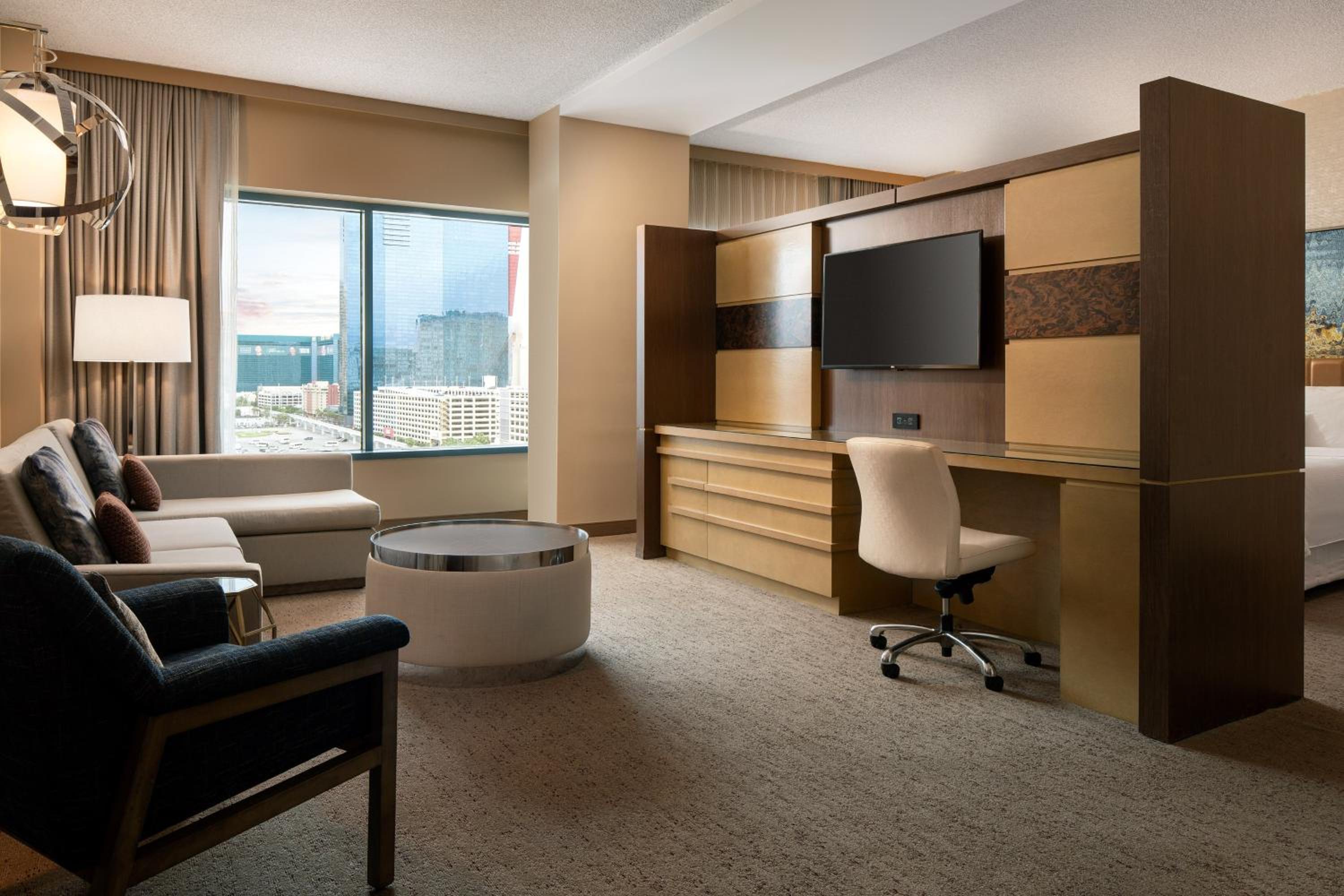 1 Bedroom Suite, 1 King, Alternate bed: sofa bed