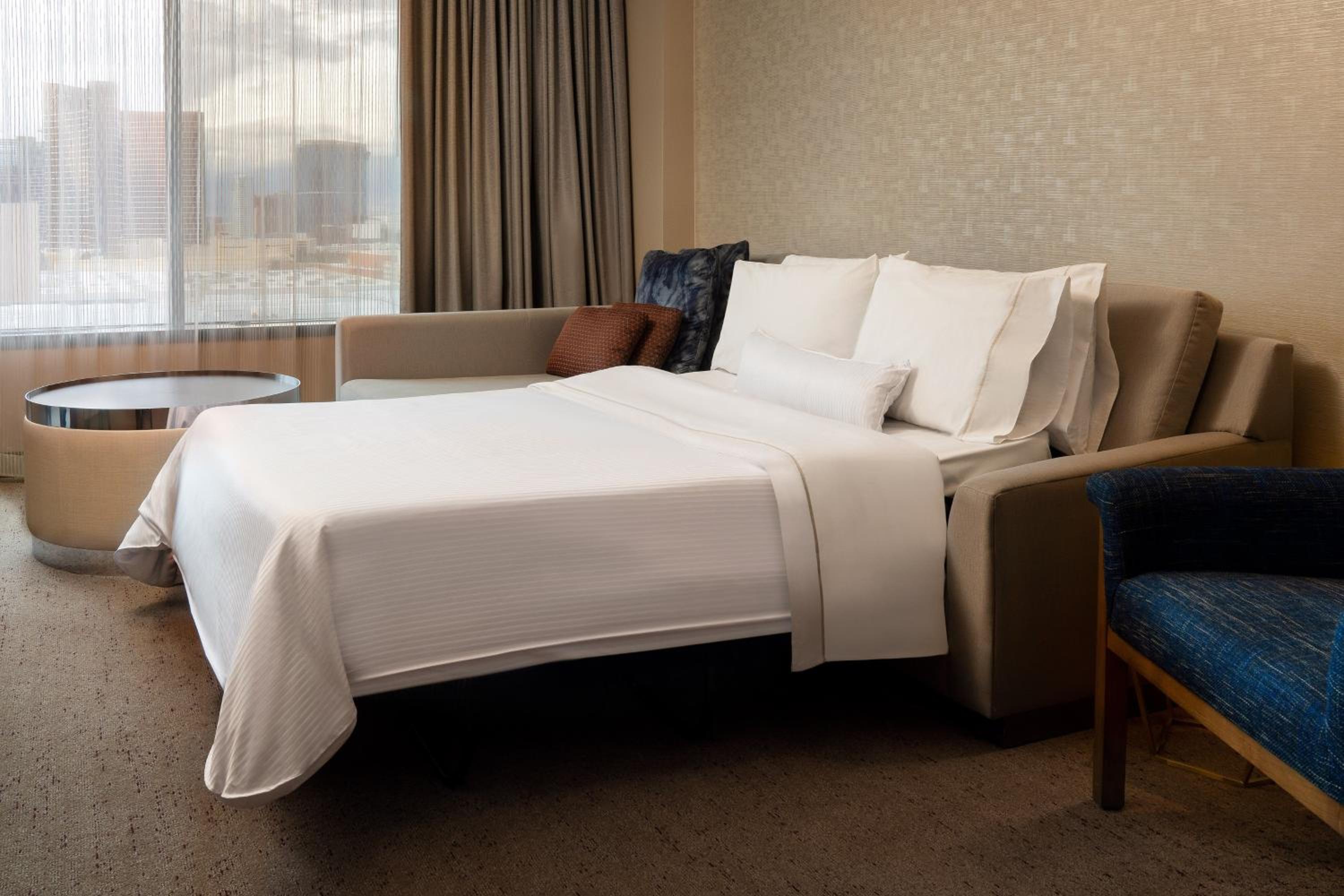Executive Suite, 1 King, Alternate bed: sofa bed - Photo 2