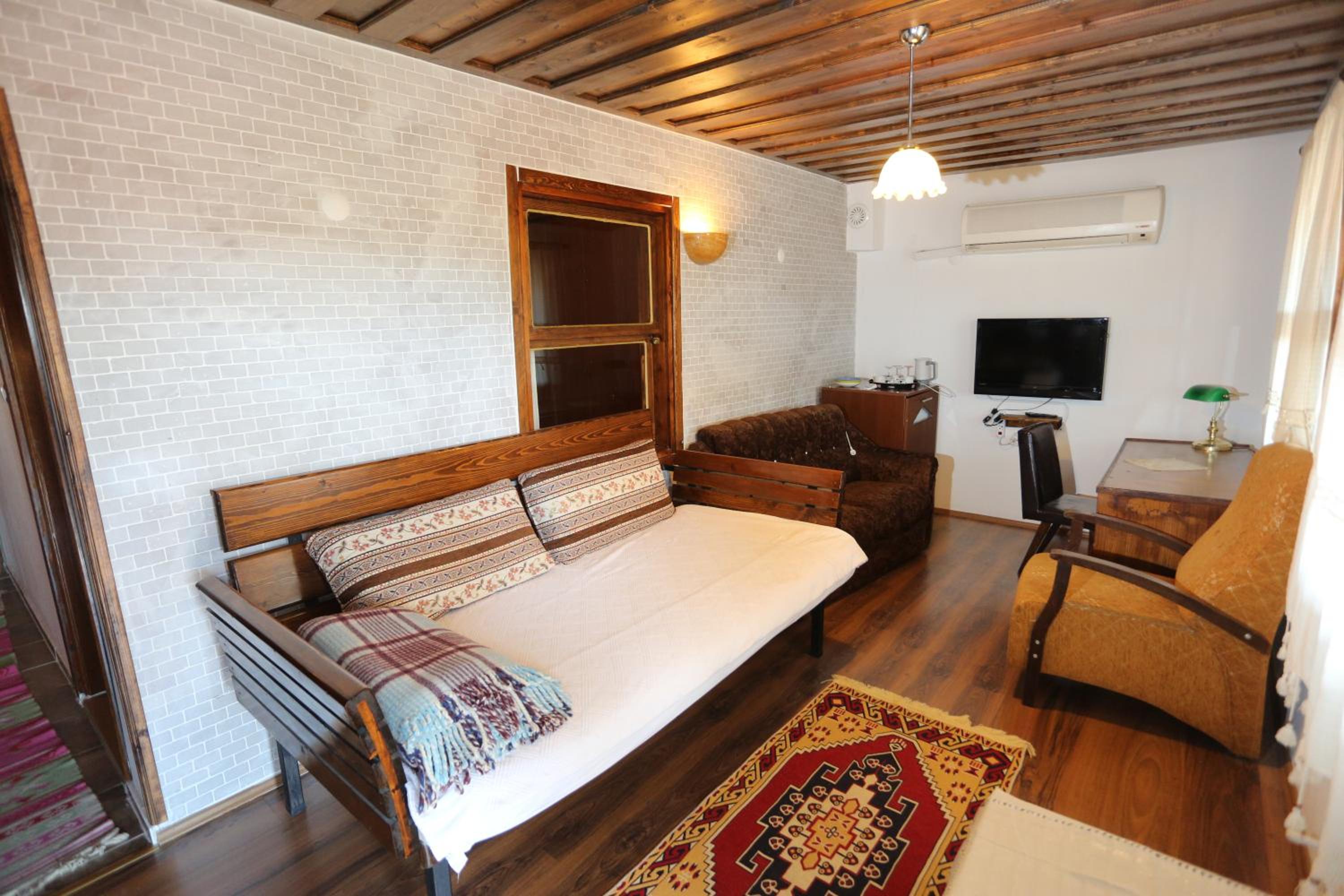 Deluxe Family Suite photo 1