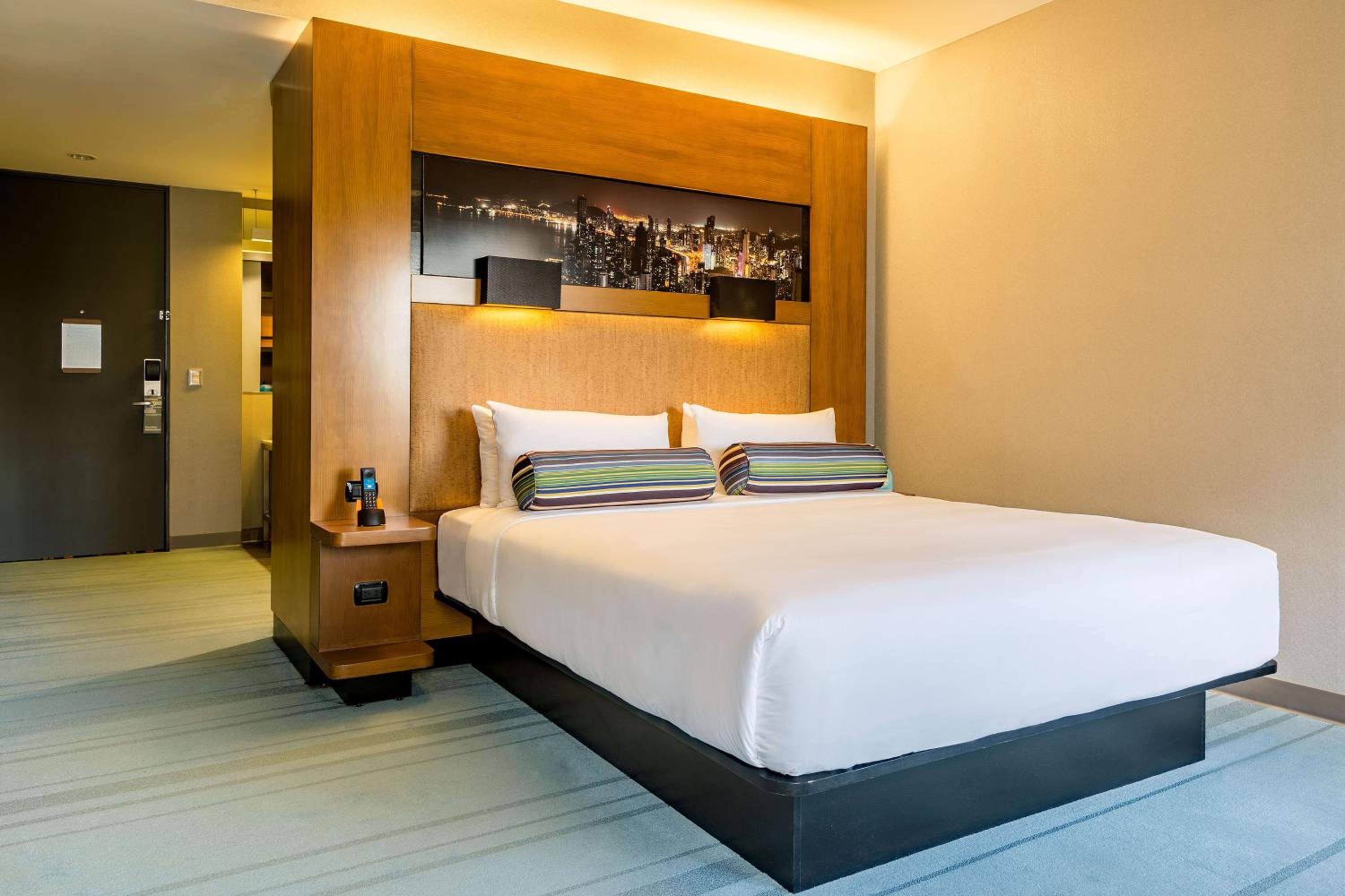 ALOFT, Guest room, 1 King, City view photo 3
