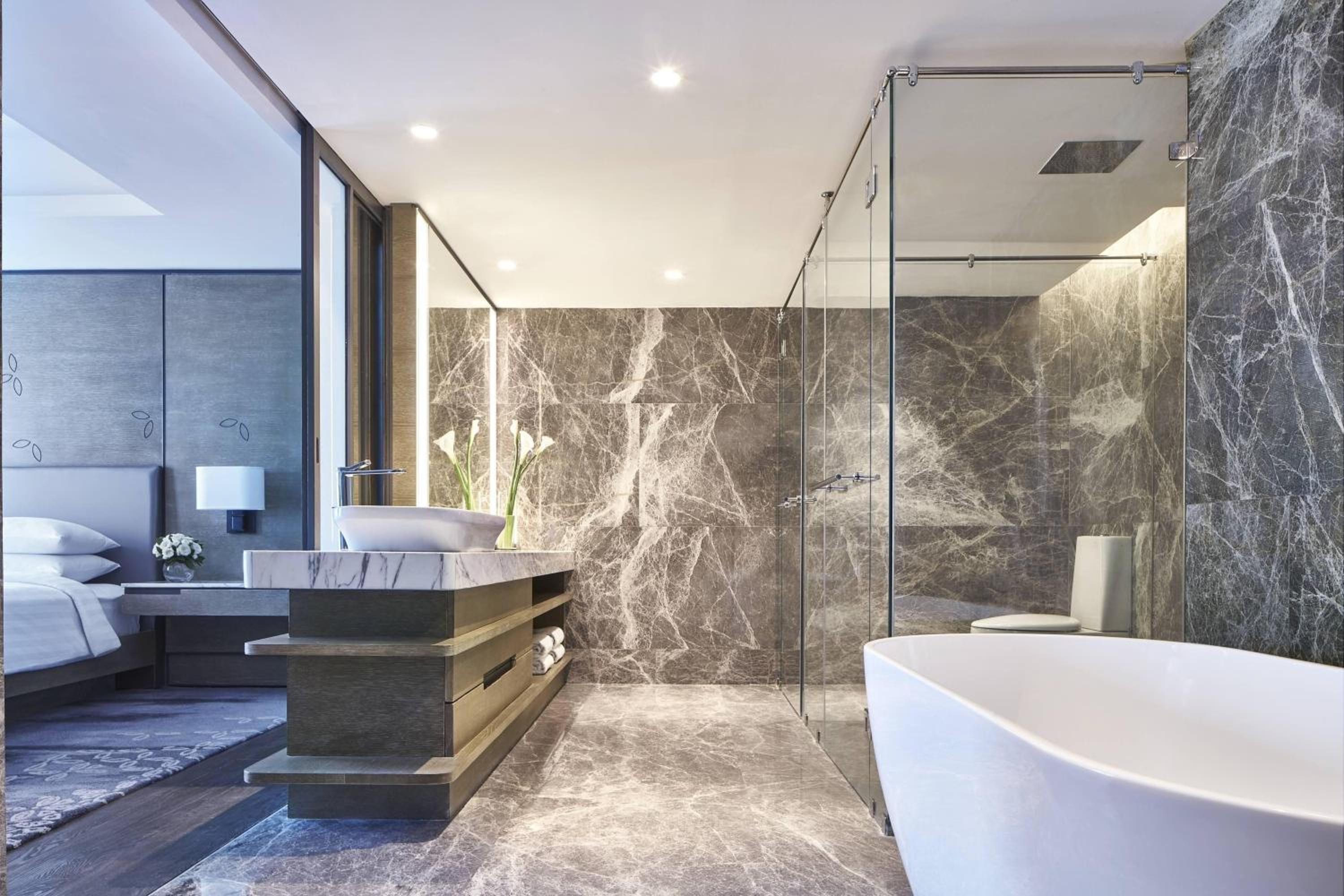 M Club lounge access, 1 Bed Room Executive Suite, 1 King, Pool view, photo 6
