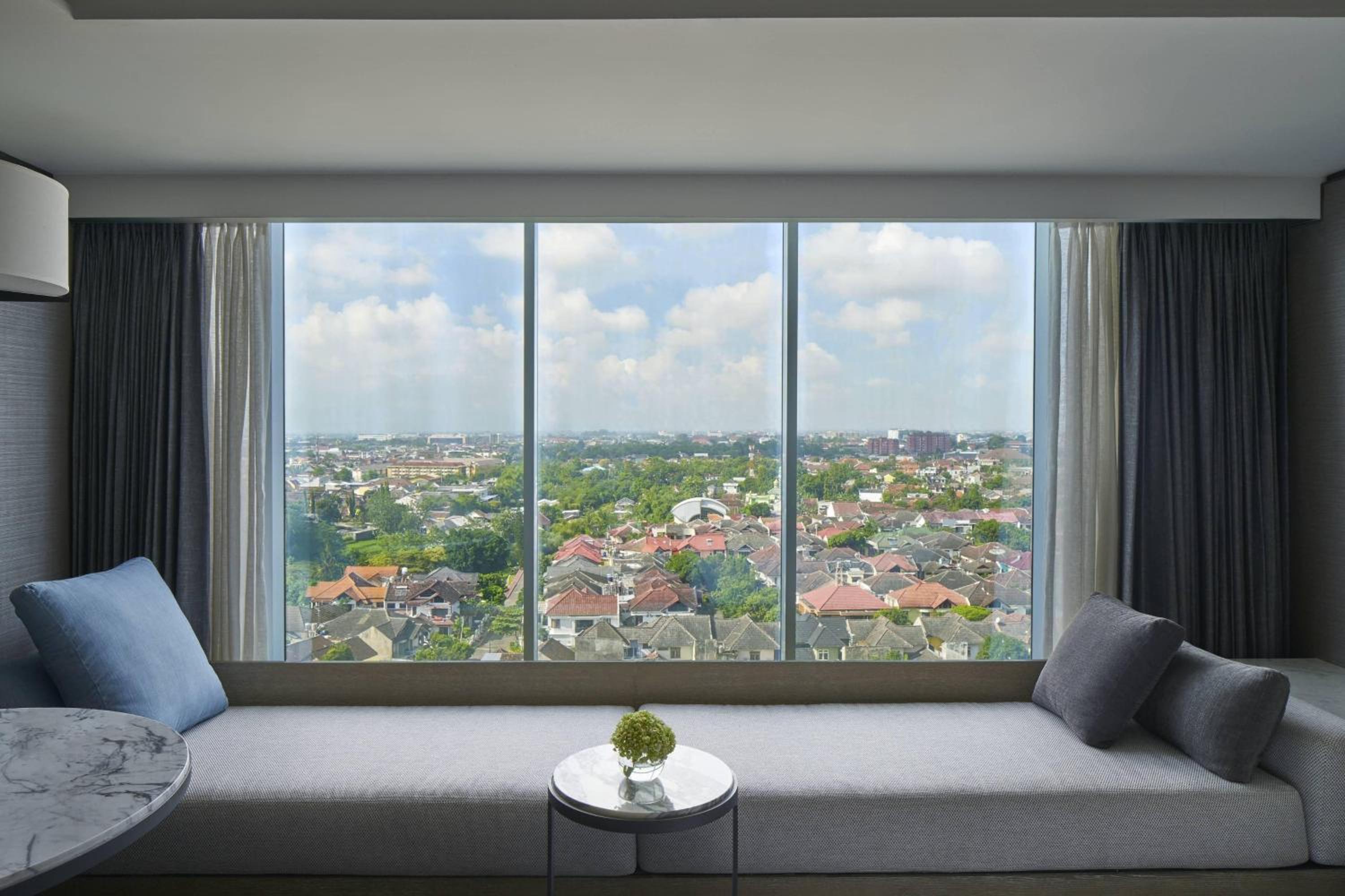 M Club lounge access, Guest room, 1 King, City view