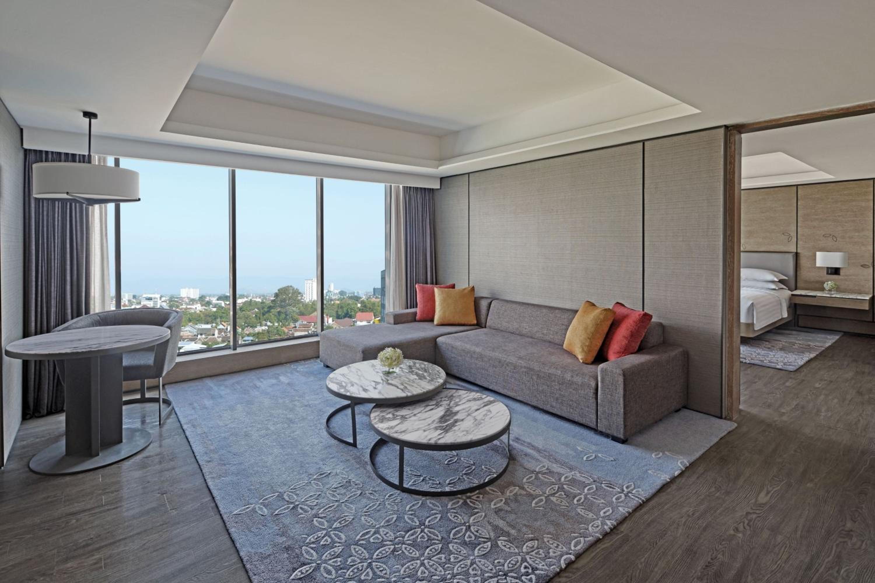 M Club lounge access, 1 Bed Room Executive Suite, 1 King, Pool view