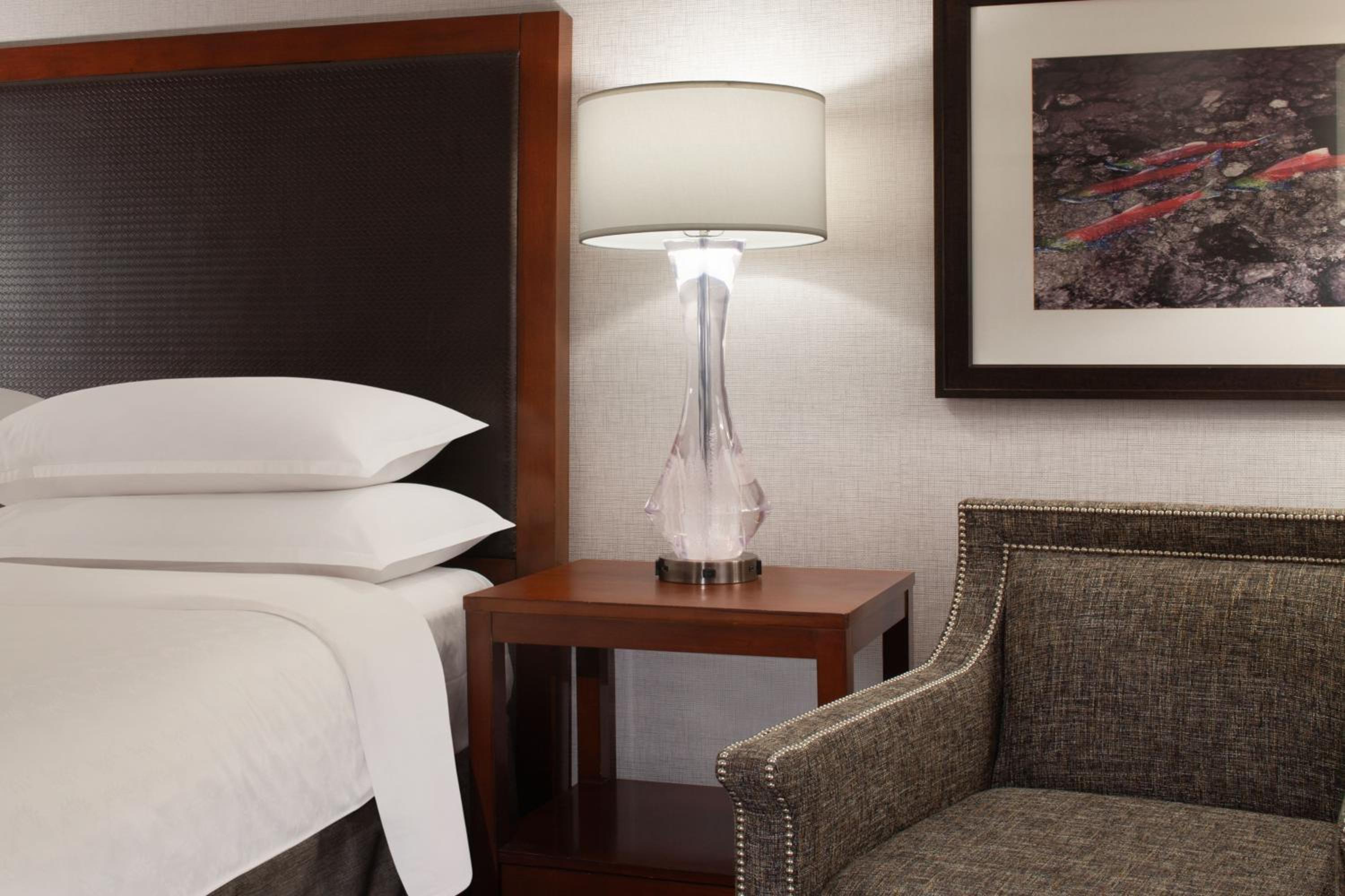 Deluxe, Guest room, 1 King, Mountain or Bay view, High floor - Photo 3